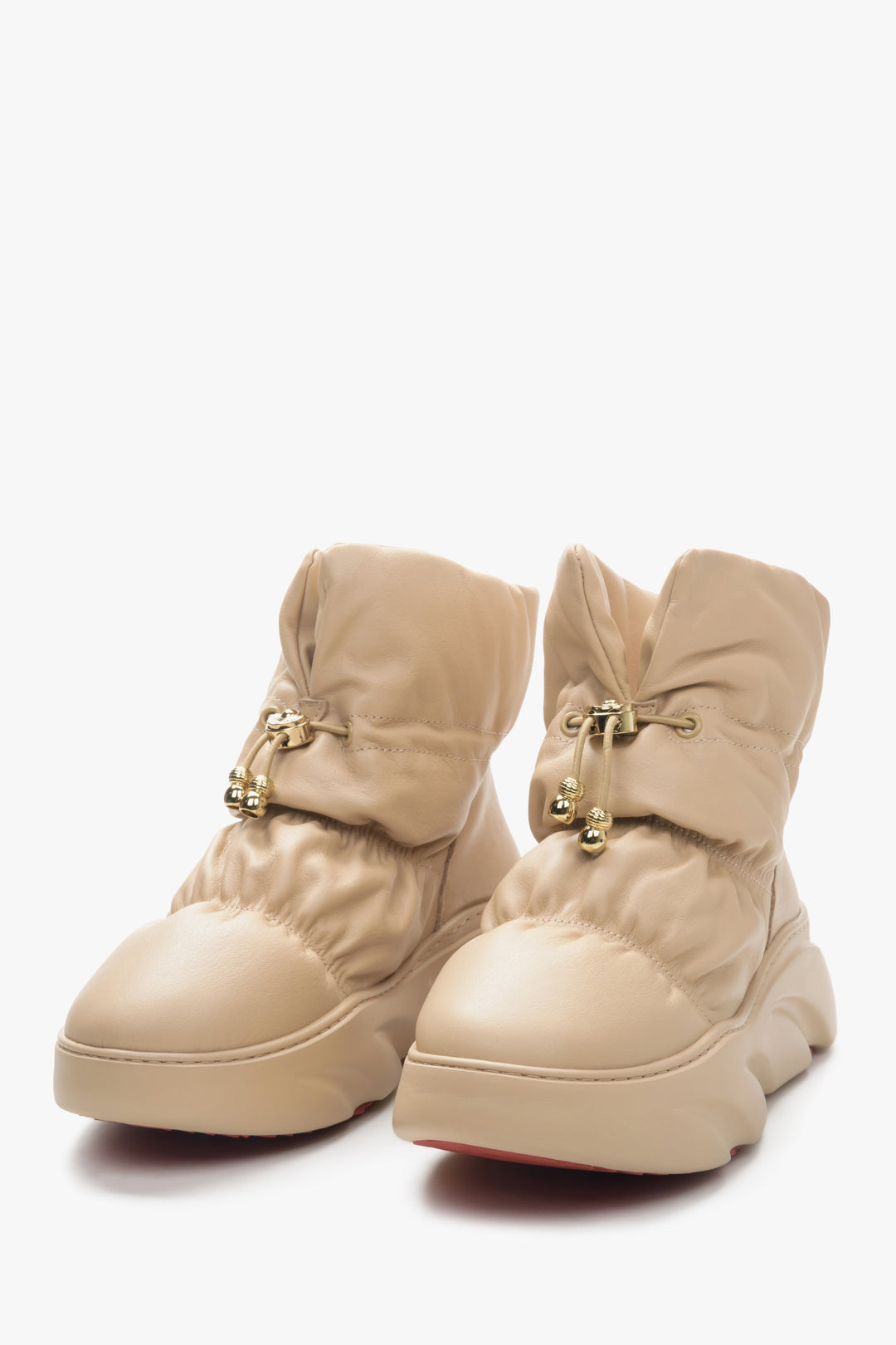 Women's beige snow boots with leather and fur by Estro - front view of the shoe.