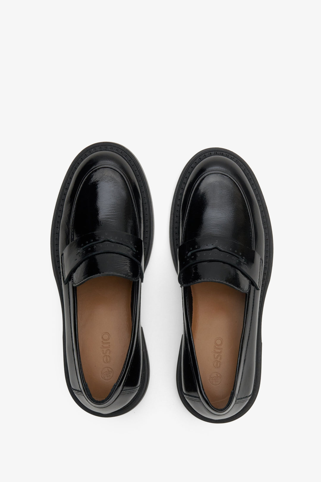 Black leather loafers for women Estro - presentation of the model from above.