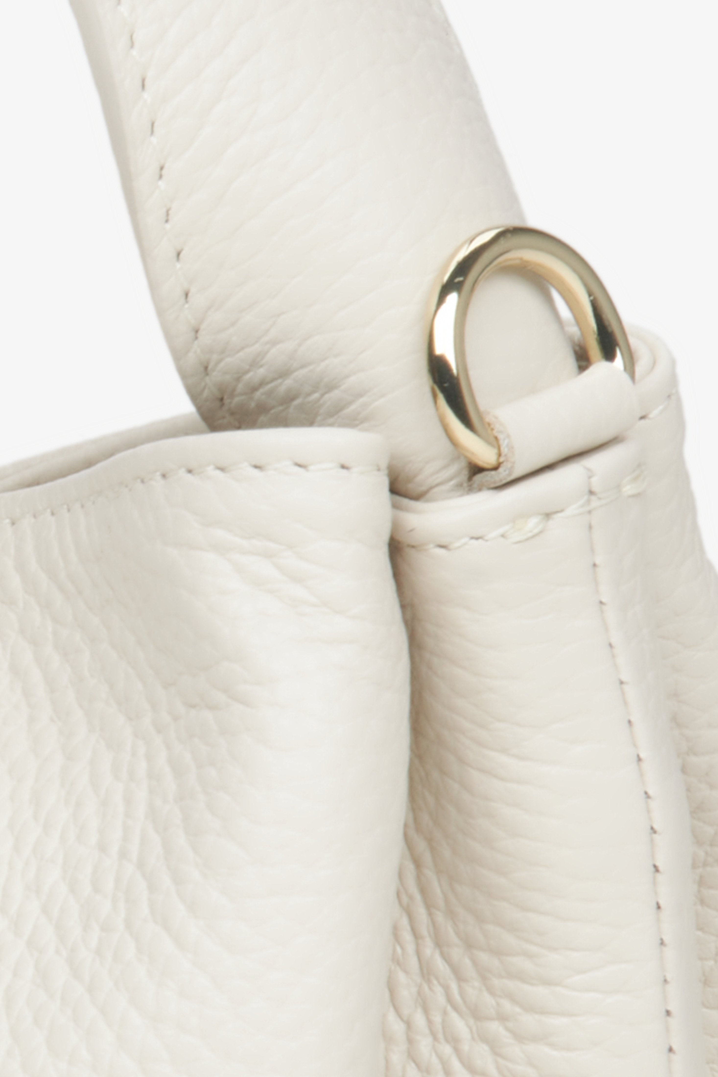 Women's milky-beige handbag by Estro - close-up of the detail.