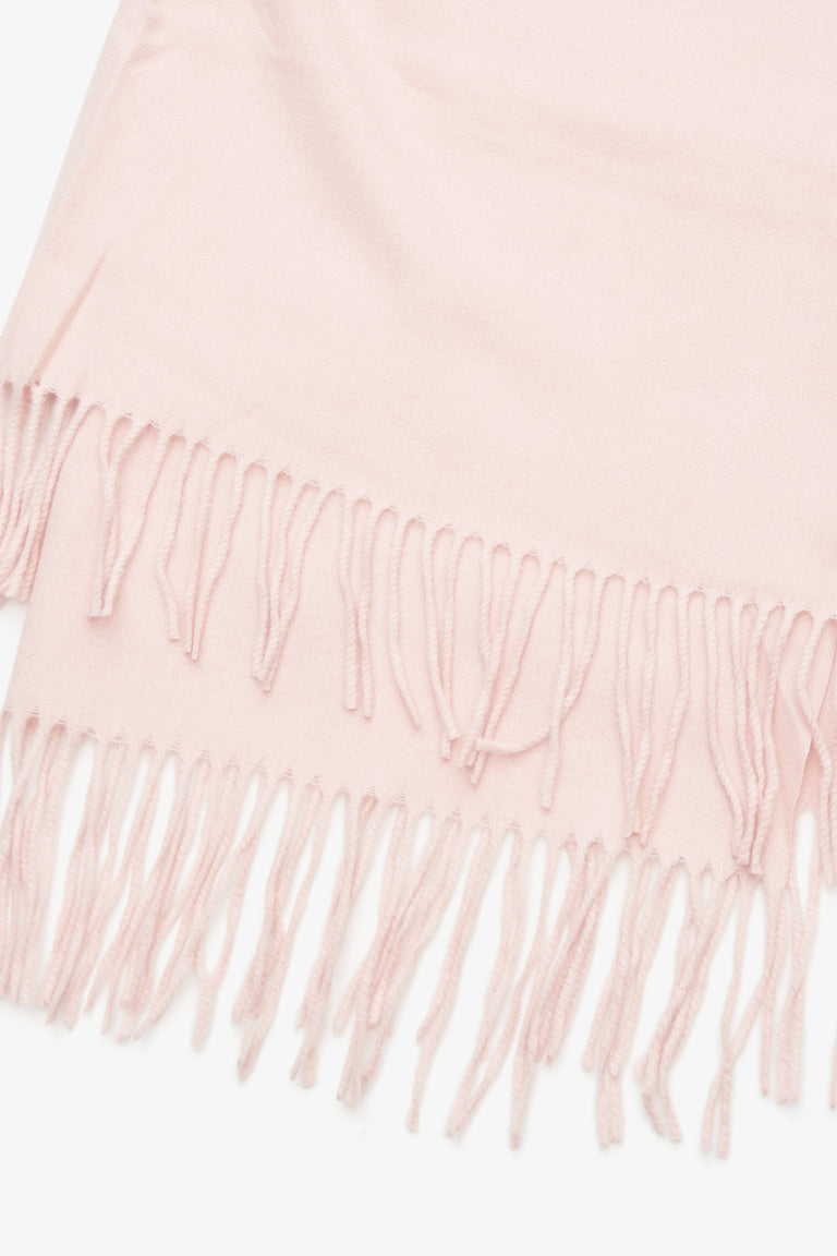 Stylish women's scarf with fringes in light pink by Estro.