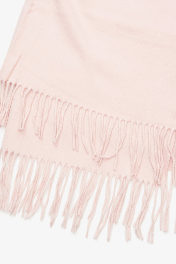 Stylish women's scarf with fringes in light pink by Estro.