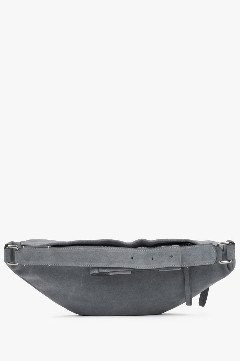 Grey men's fanny pack made of natural velour from Estro - back of the model.