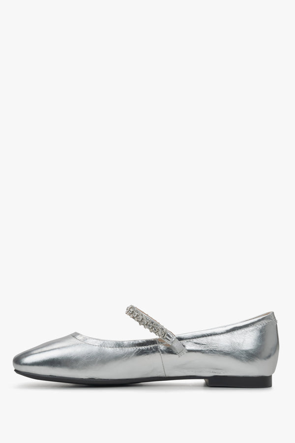 Estro women's silver leather ballet flats - shoe profile.