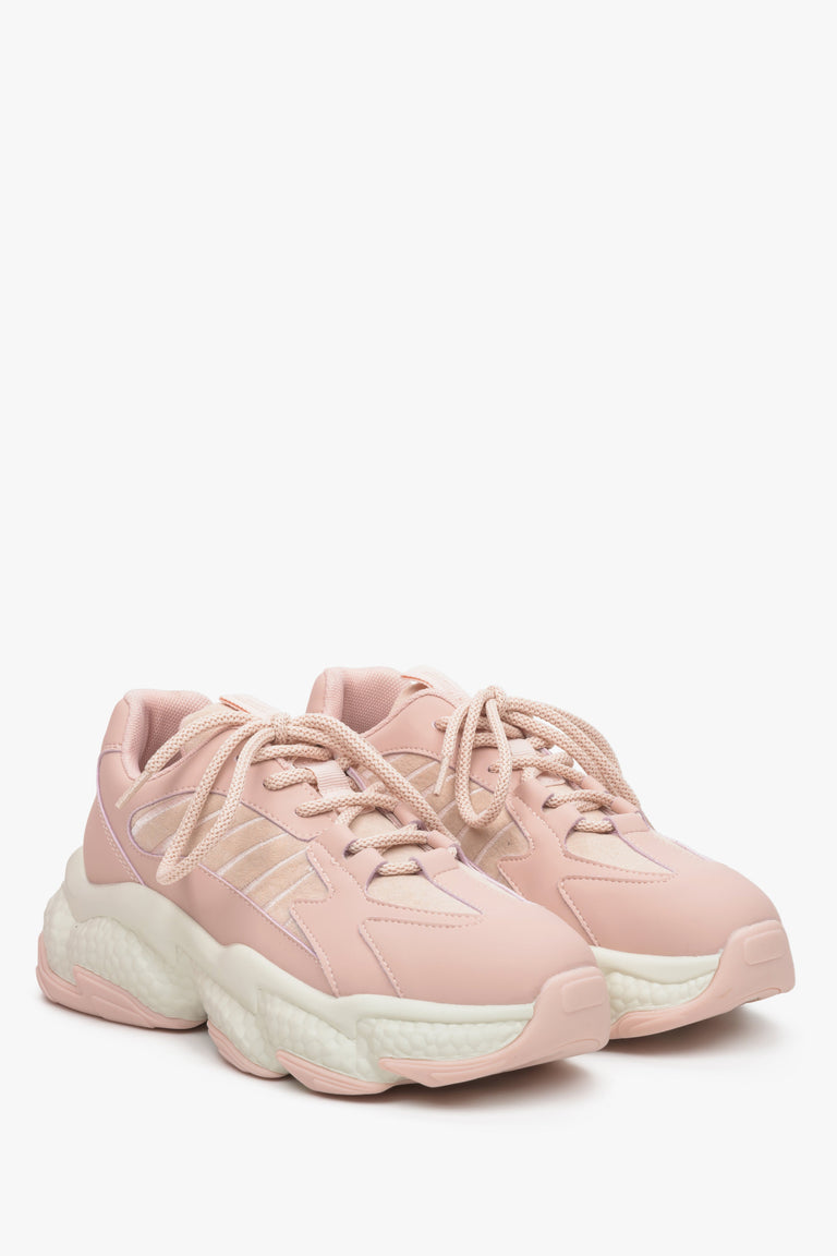 Women's sneakers with a thick ES 8 sole, made of mixed materials with laces - close-up on the toe of the light pink shoes.