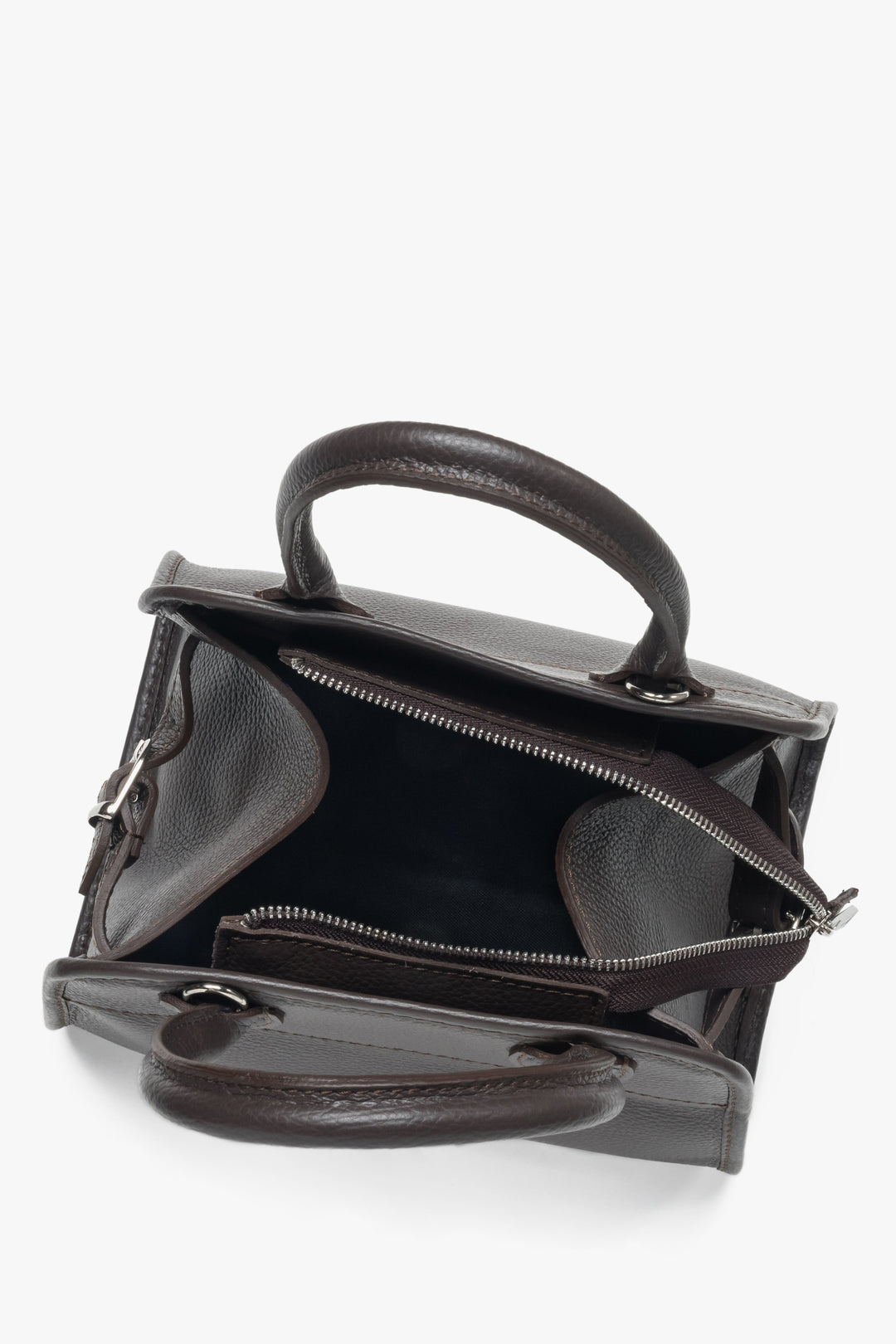 Women's dark brown satchel bag by Estro - close-up of the interior of the model.