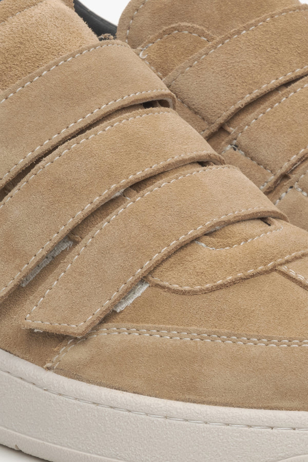 Women's Light Brown Velcro Sneakers Estro - Close-Up of the Fastening System.