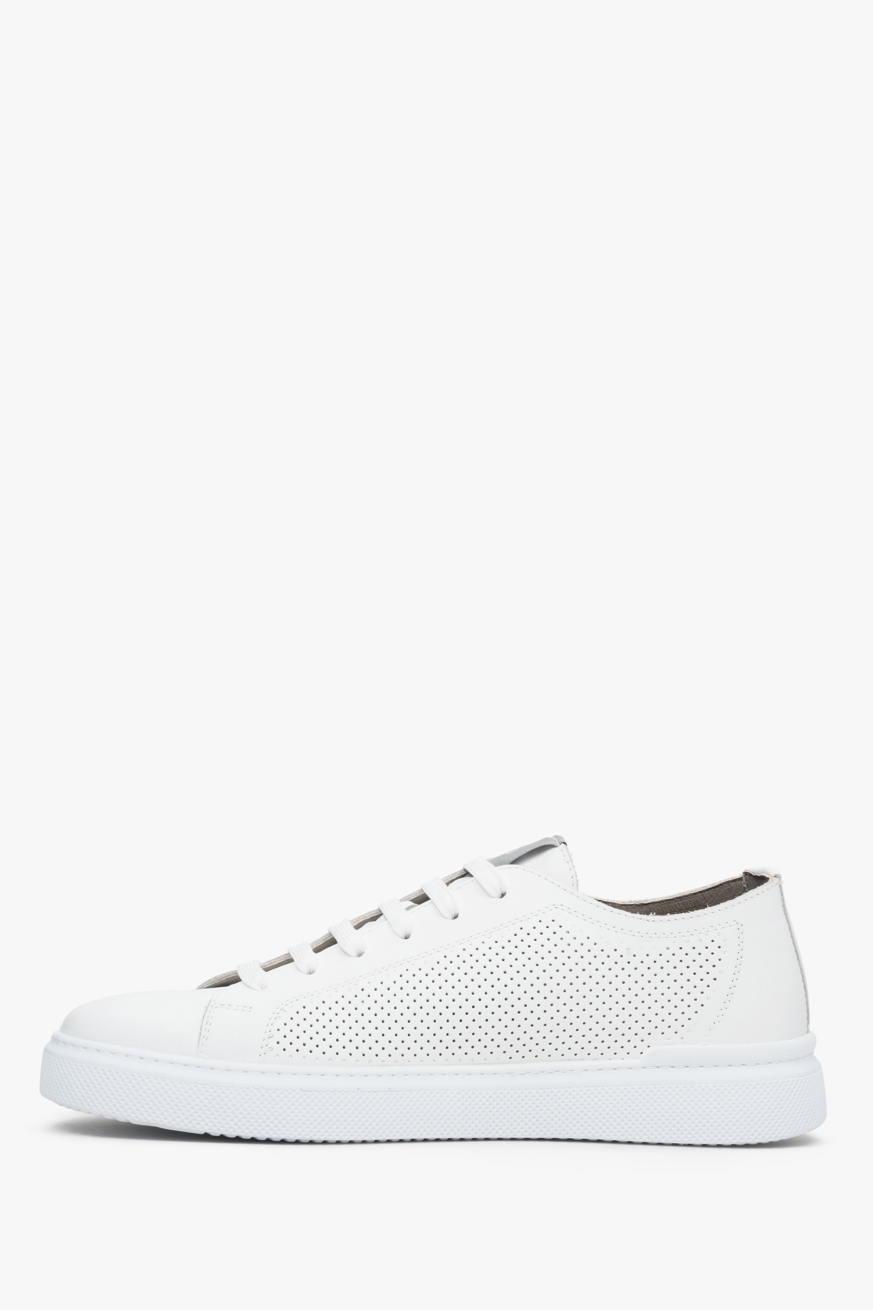 Men's summer sneakers in white, perforated of Estro brand. 