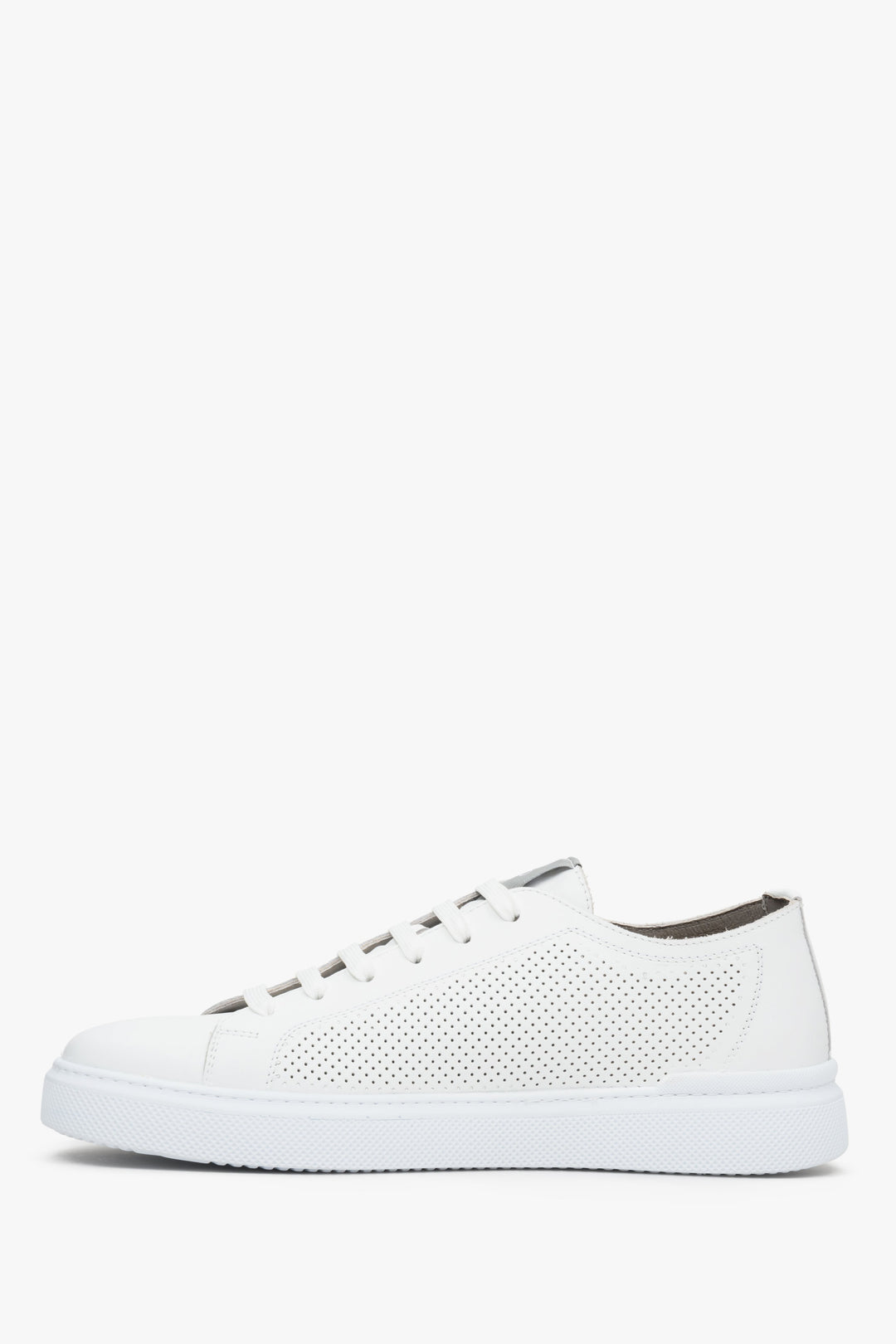 Men's summer sneakers in white, perforated of Estro brand. 