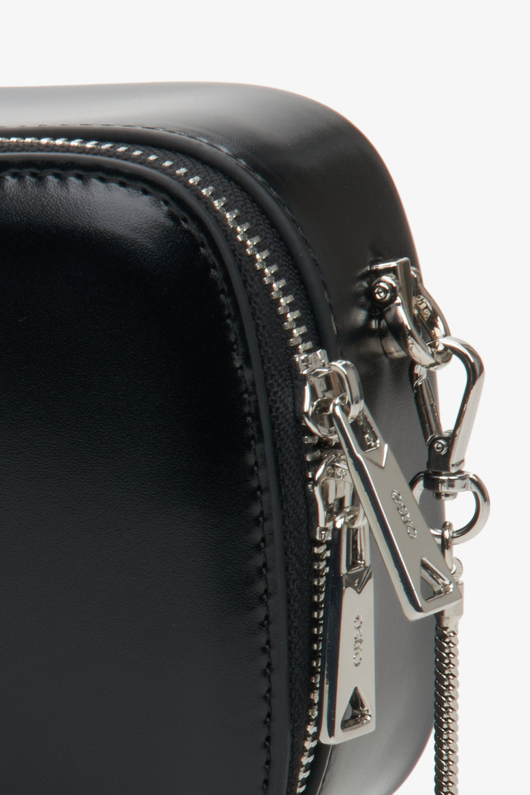 Close-up on the details of the black leather women's handbag by Estro.