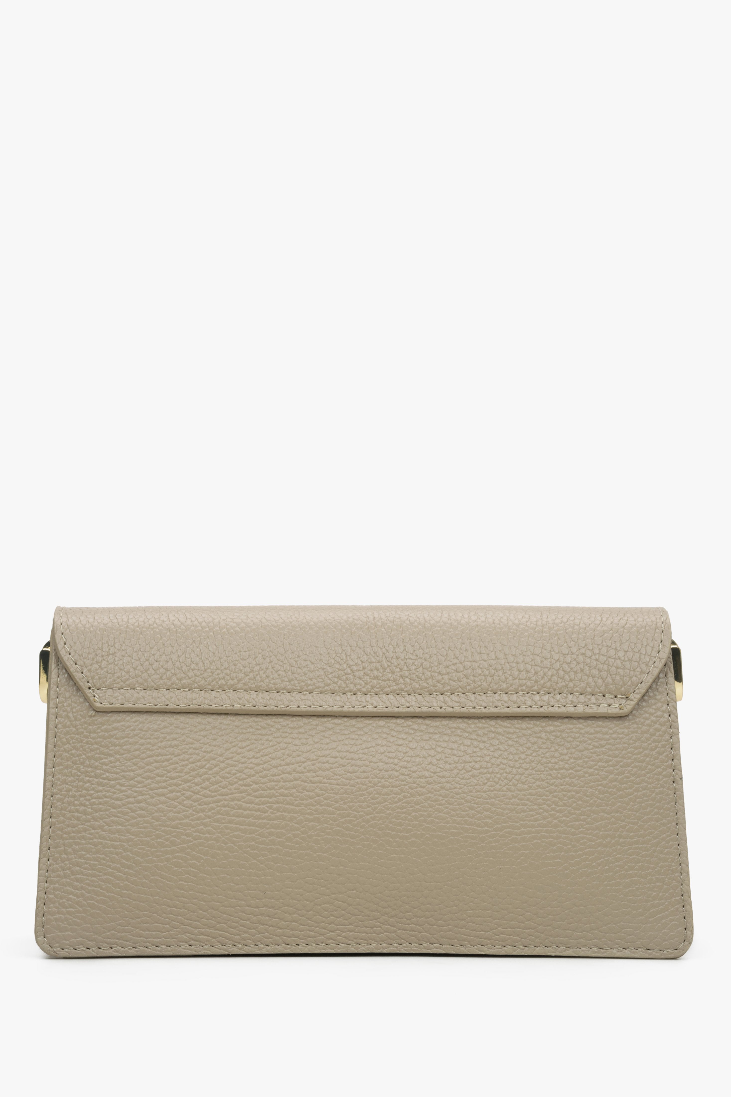  Estro women's beige handbag made of Italian genuine leather - close-up on the back of the model.