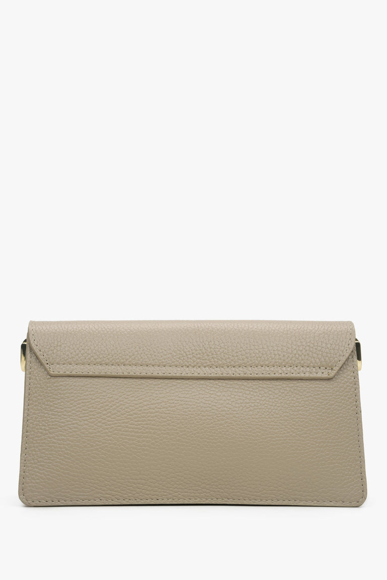  Estro women's beige handbag made of Italian genuine leather - close-up on the back of the model.