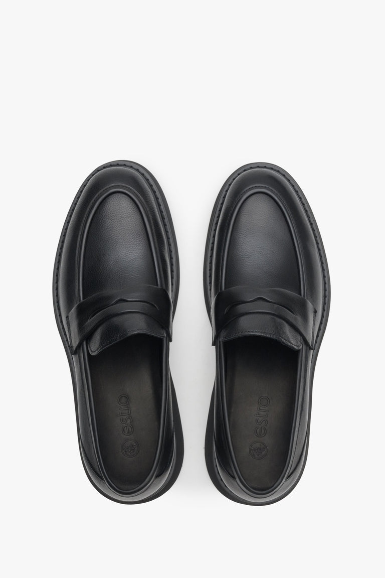 Men's black Estro loafers made of genuine leather - top view presentation of the model.