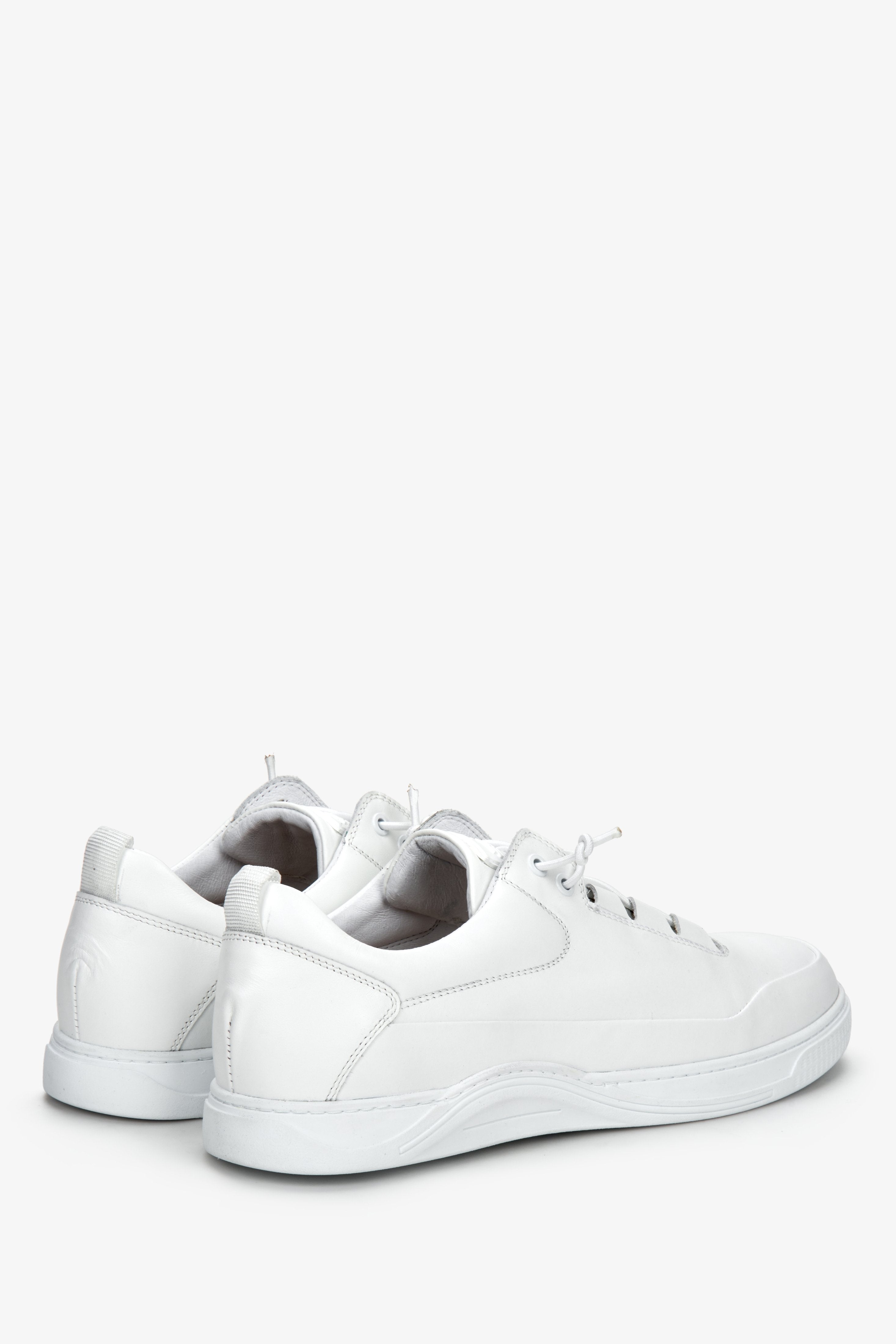 Men's white sneakers ES 8 made of genuine leather - close-up on the heel and the side part of the shoe's sole.