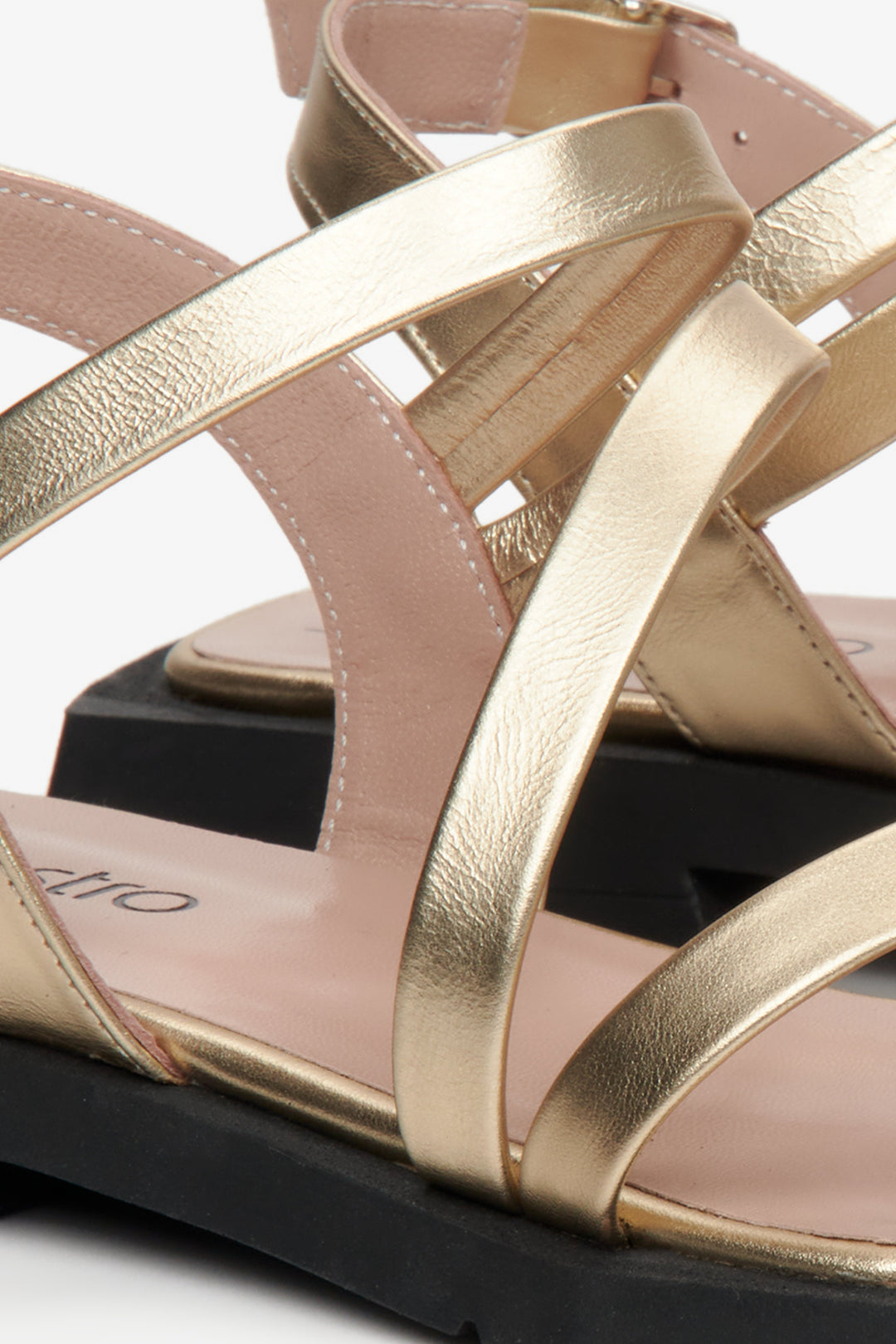 Leather, women's metallic sandals by Estro with thin straps - presentation of the rear part of the footwear.