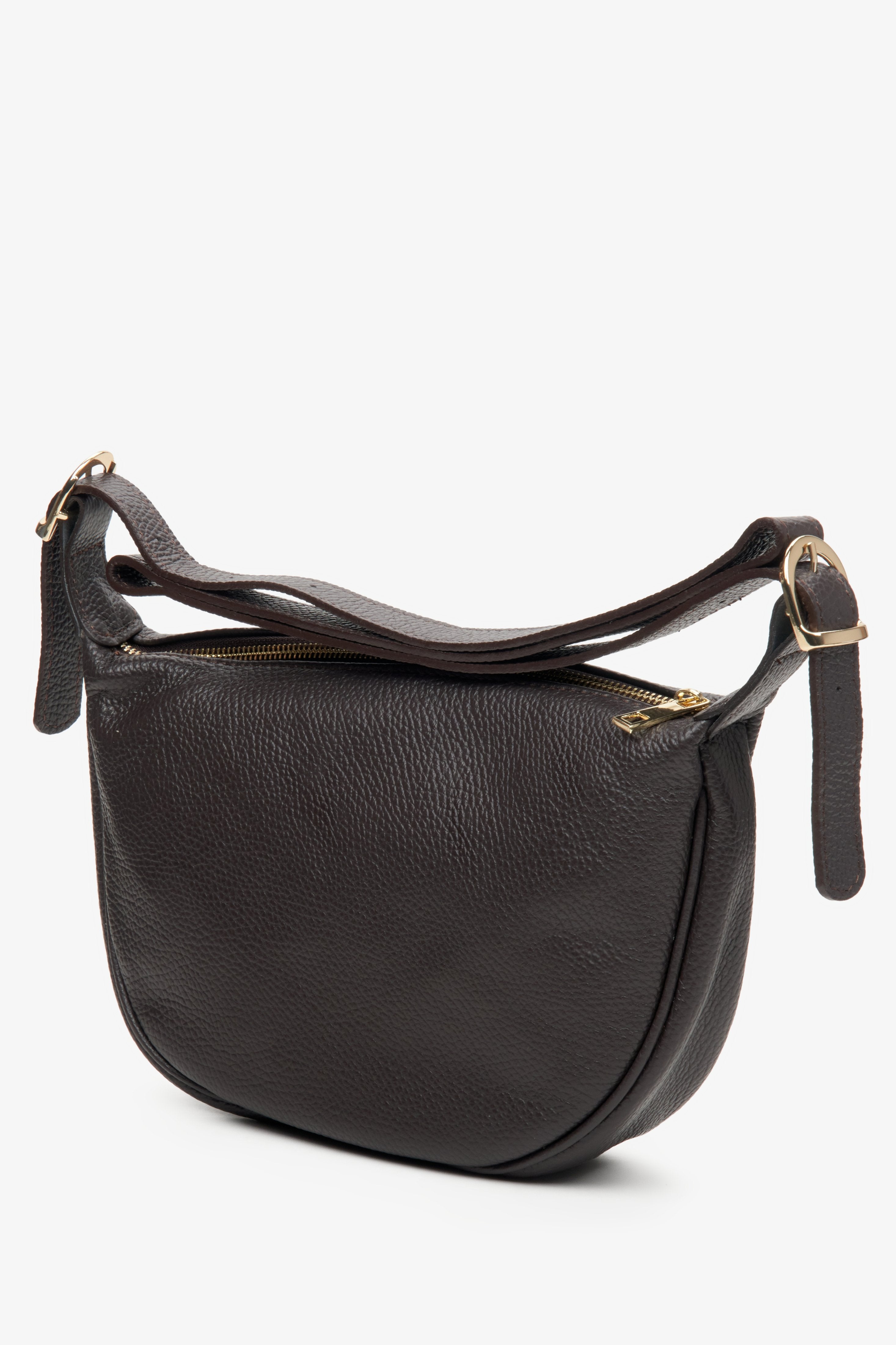 Leather women's shoulder bag by Estro in dark brown colour - model profile.