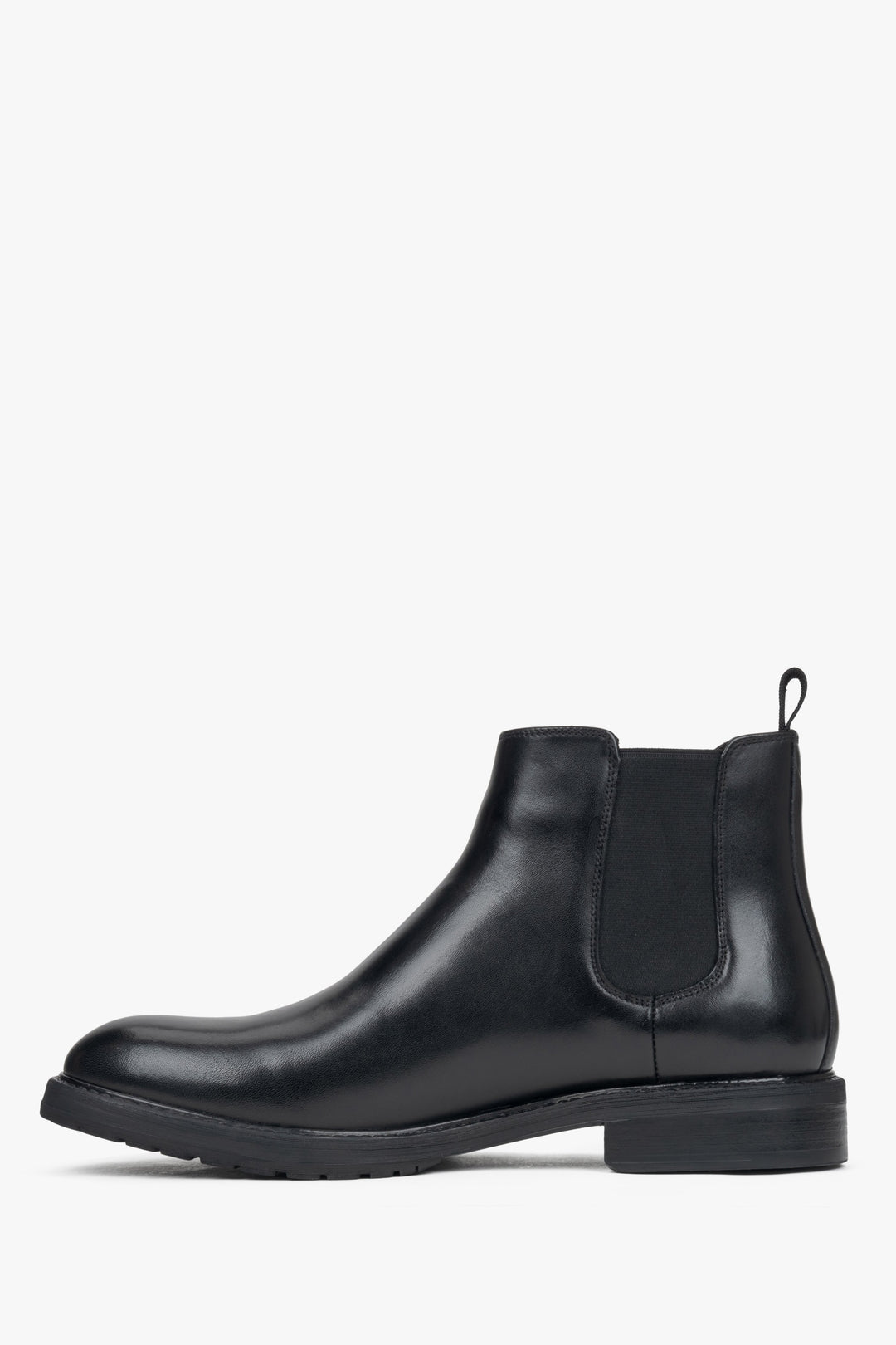 Estro men's black Chelsea boots made of natural leather – side view of the shoe.