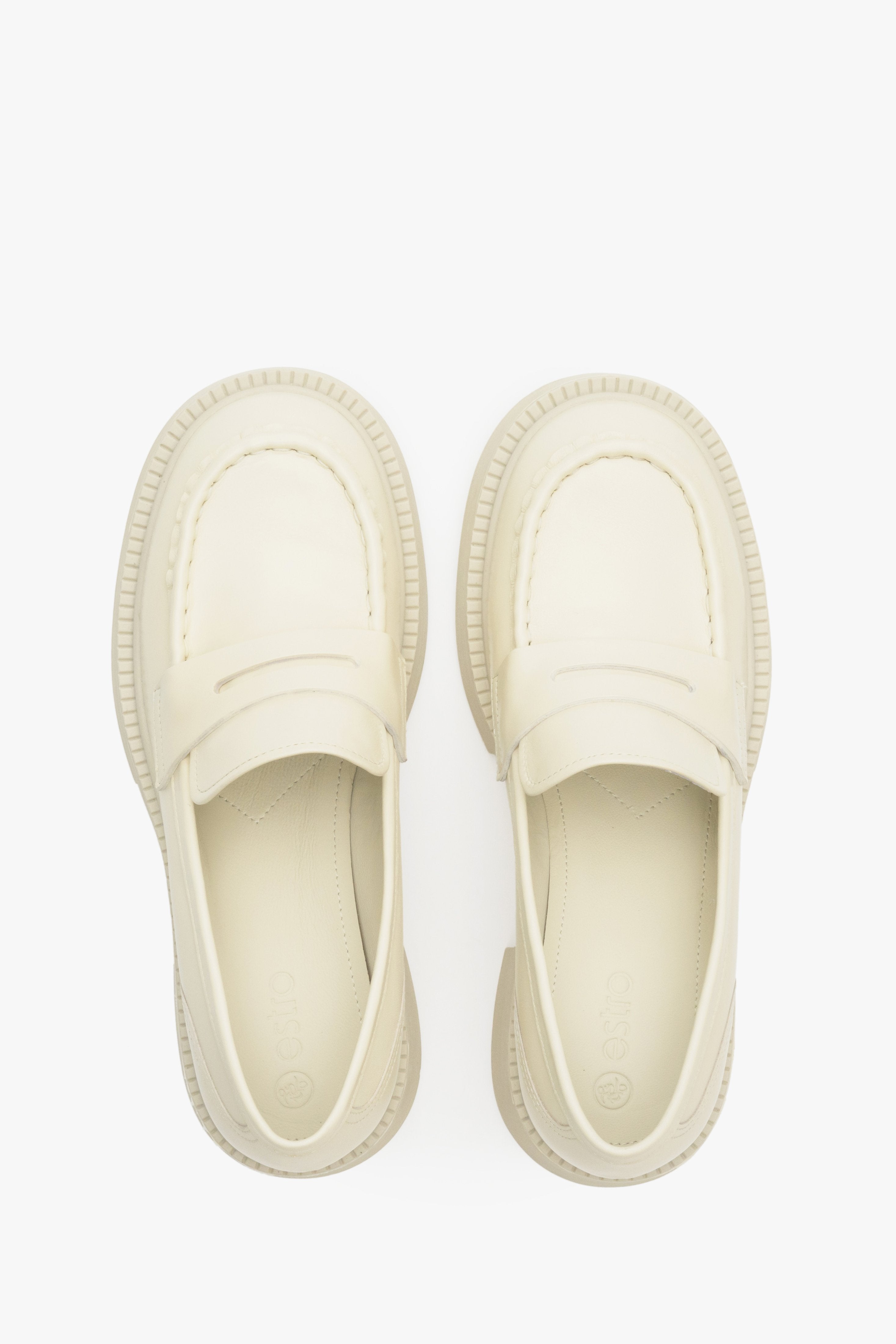 Women's moccasins made of genuine leather in light beige by Estro - close-up on details.