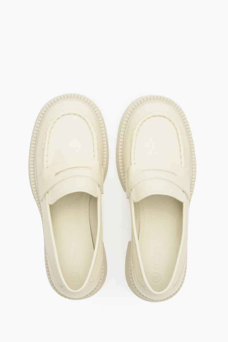 Women's moccasins made of genuine leather in light beige by Estro - close-up on details.