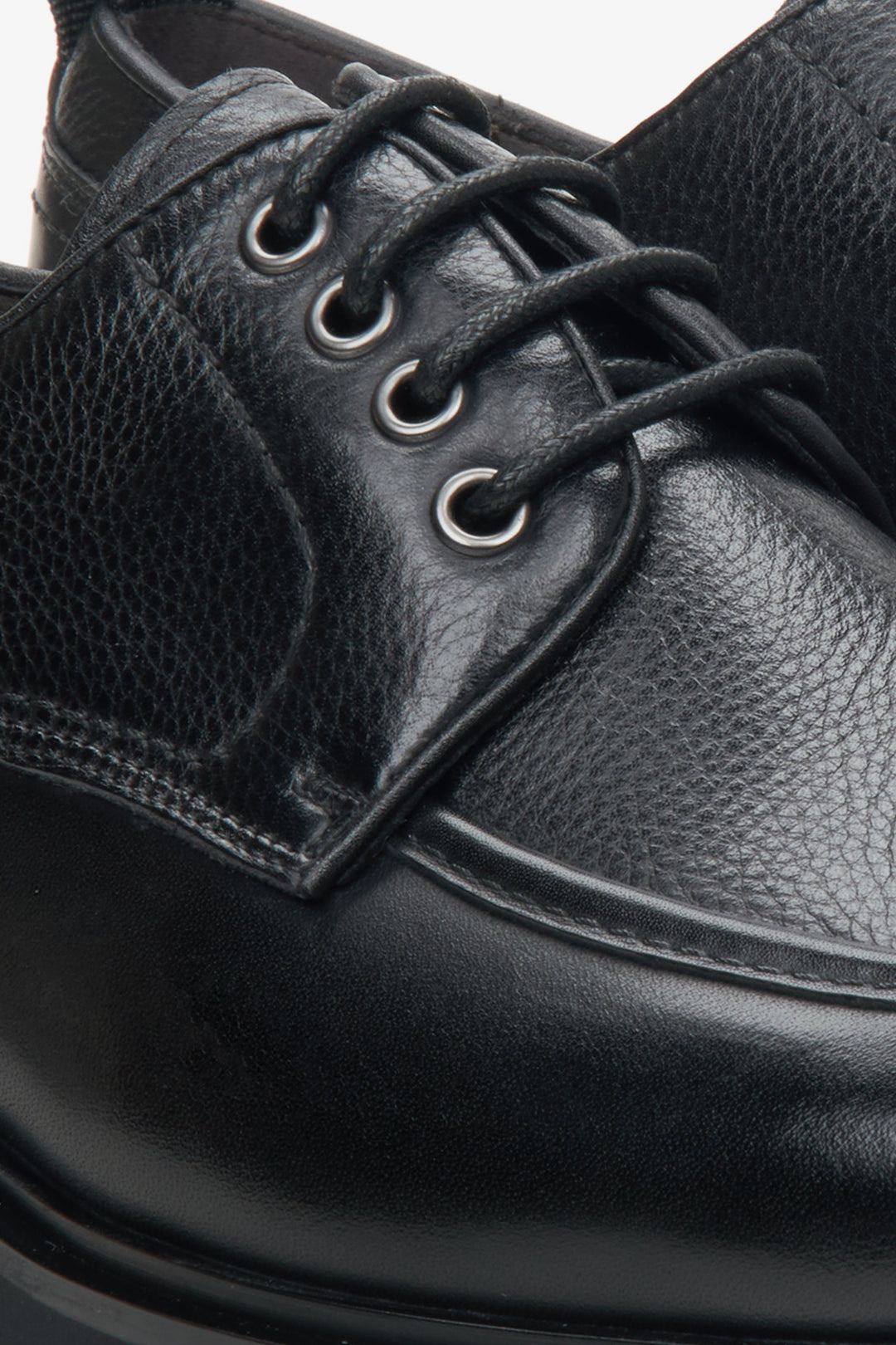 Estro black men's leather brogues - close-up on details.