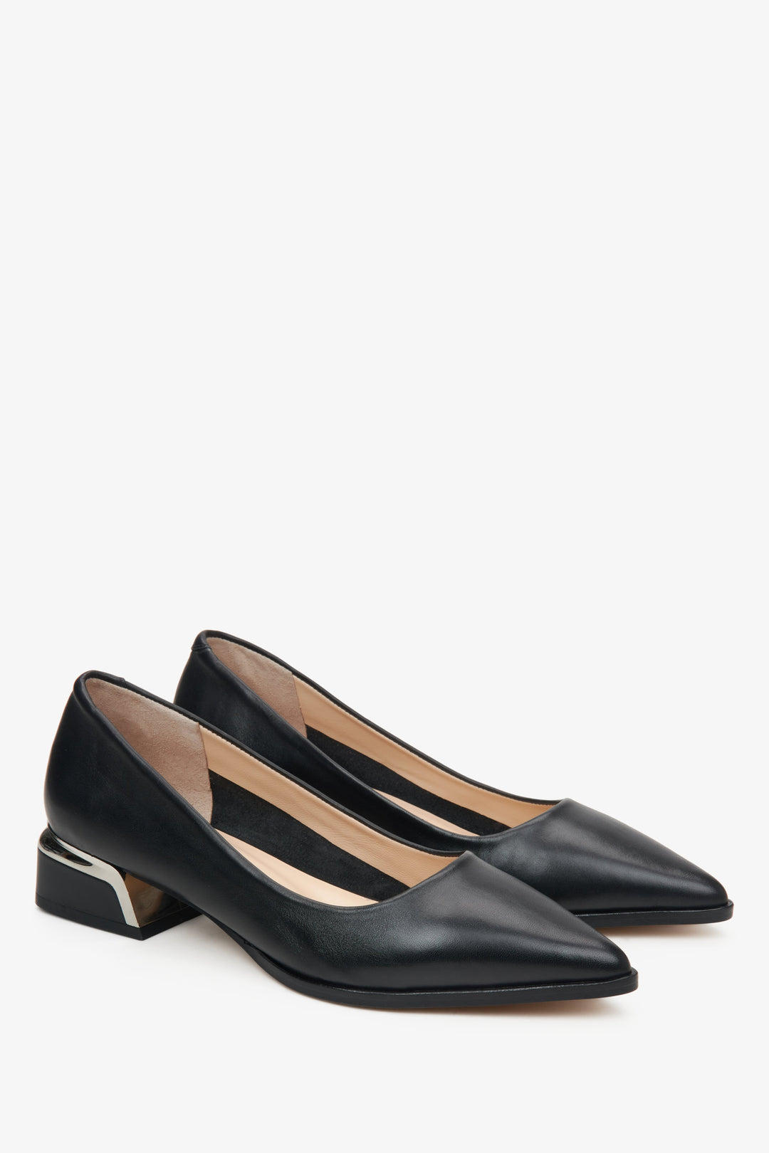 Women's black leather pumps by Estro with a pointed toe.