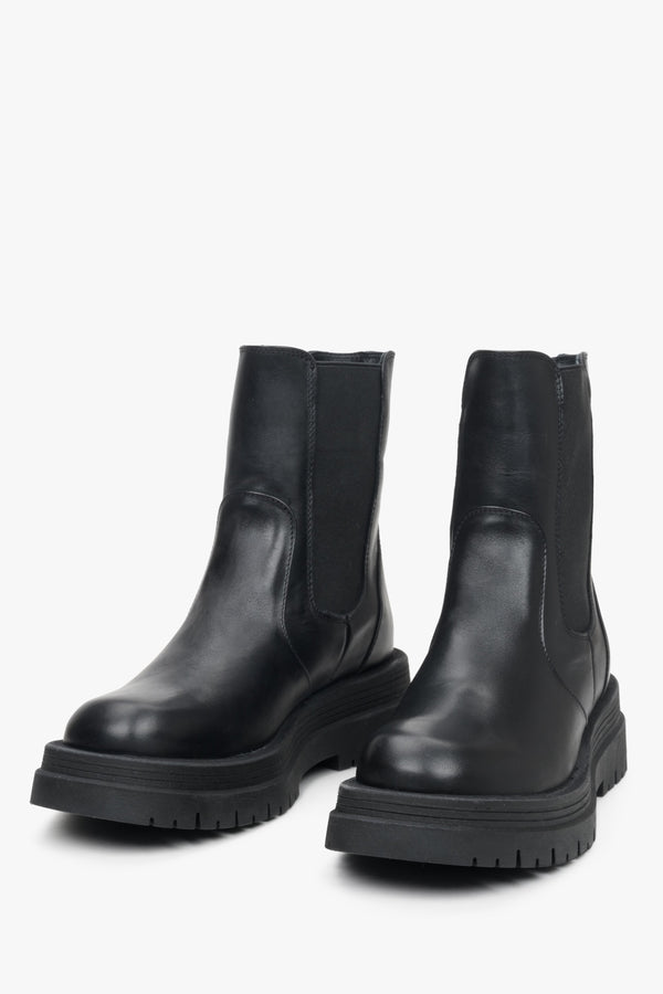 Elevated women's fall ankle boots in black by Estro - front of the shoes.