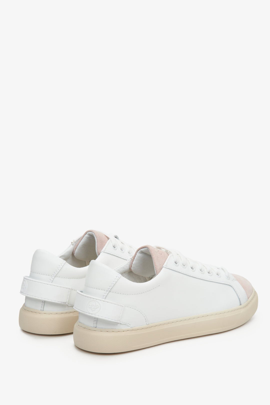 White and pink leather women's sneakers by Estro - close-up on the heel and side seam.