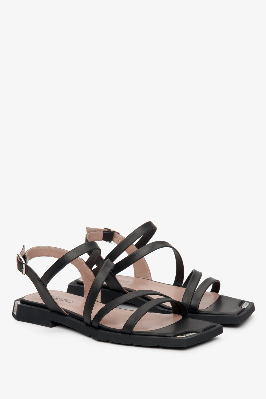 Estro's women's black leather sandals made of genuine leather with thin straps - presentation of the front and side of the shoes.
