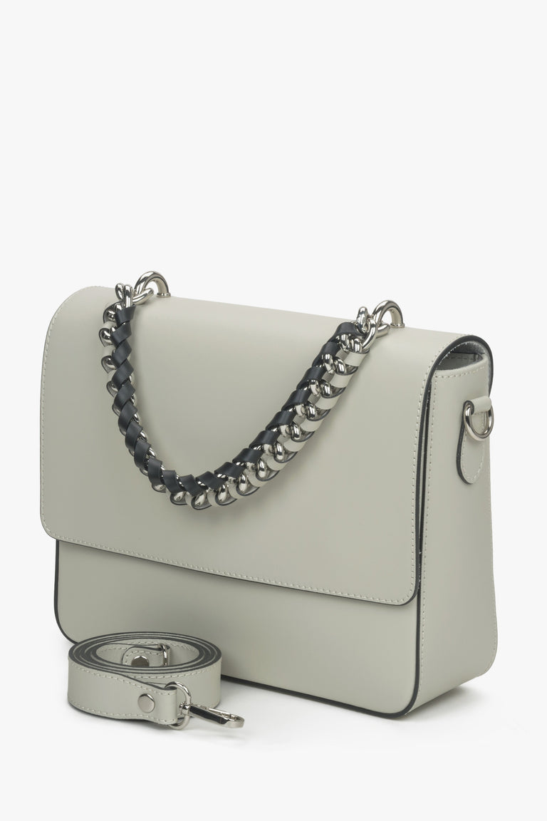 Estro women's light beige shoulder bag with a chain strap.