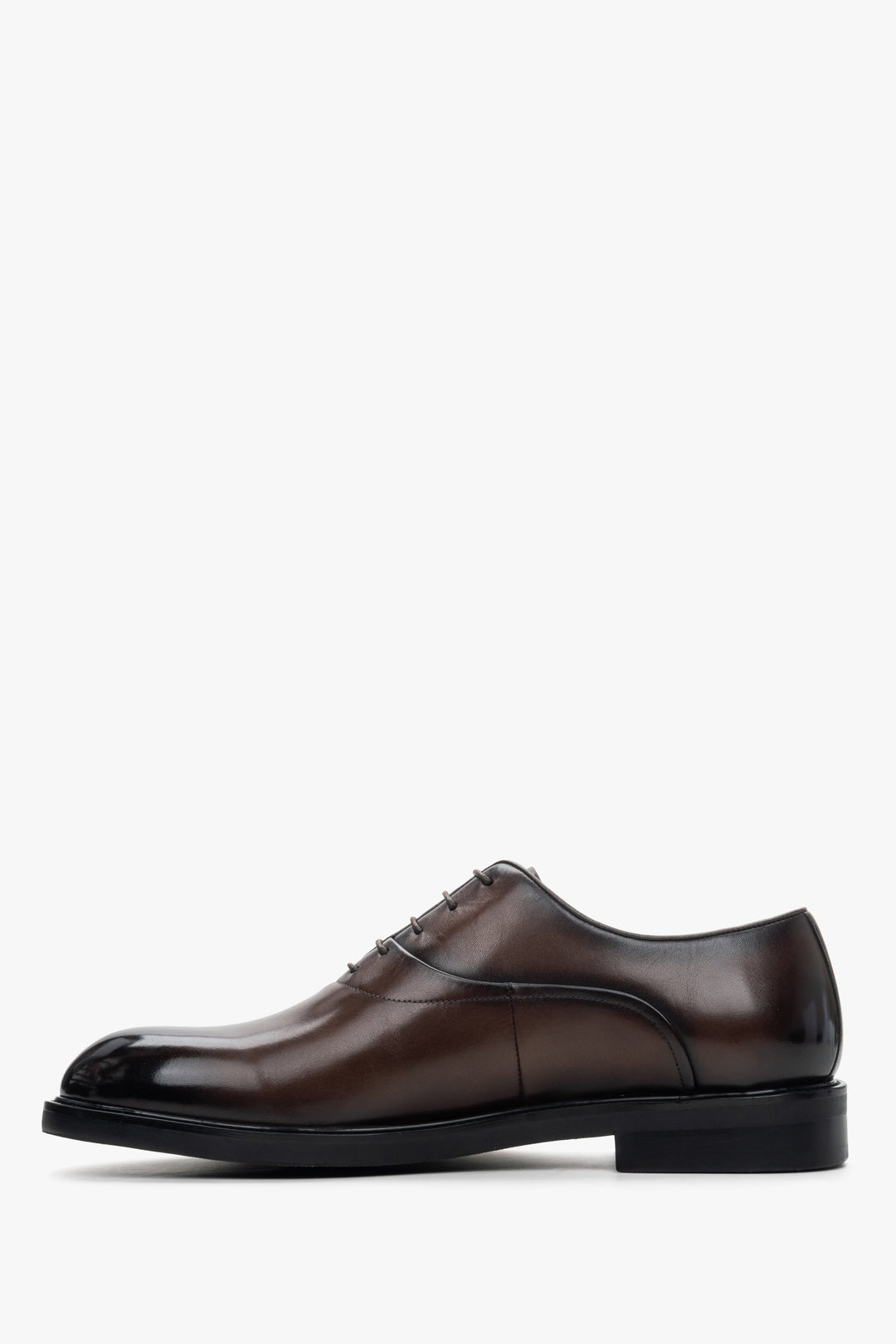 Lace-up men's Oxford shoes made of genuine leather by Estro in brown - shoe profile.