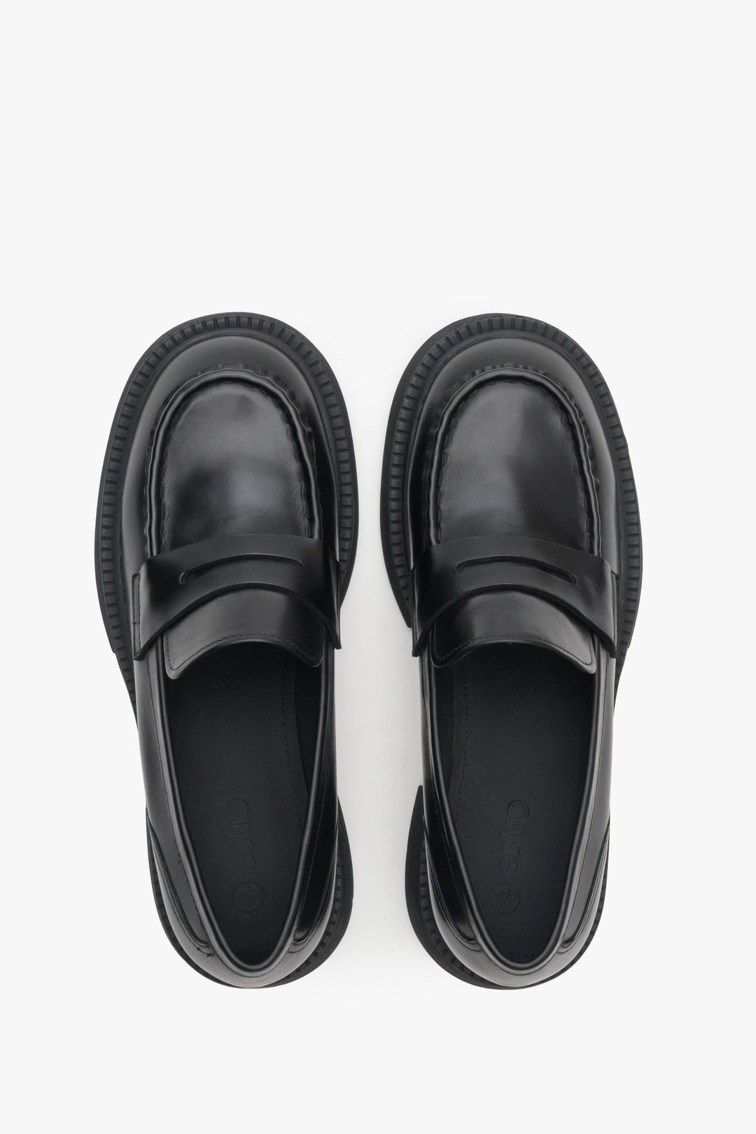 Women's moccasins made of genuine leather in black by Estro - close-up on details.