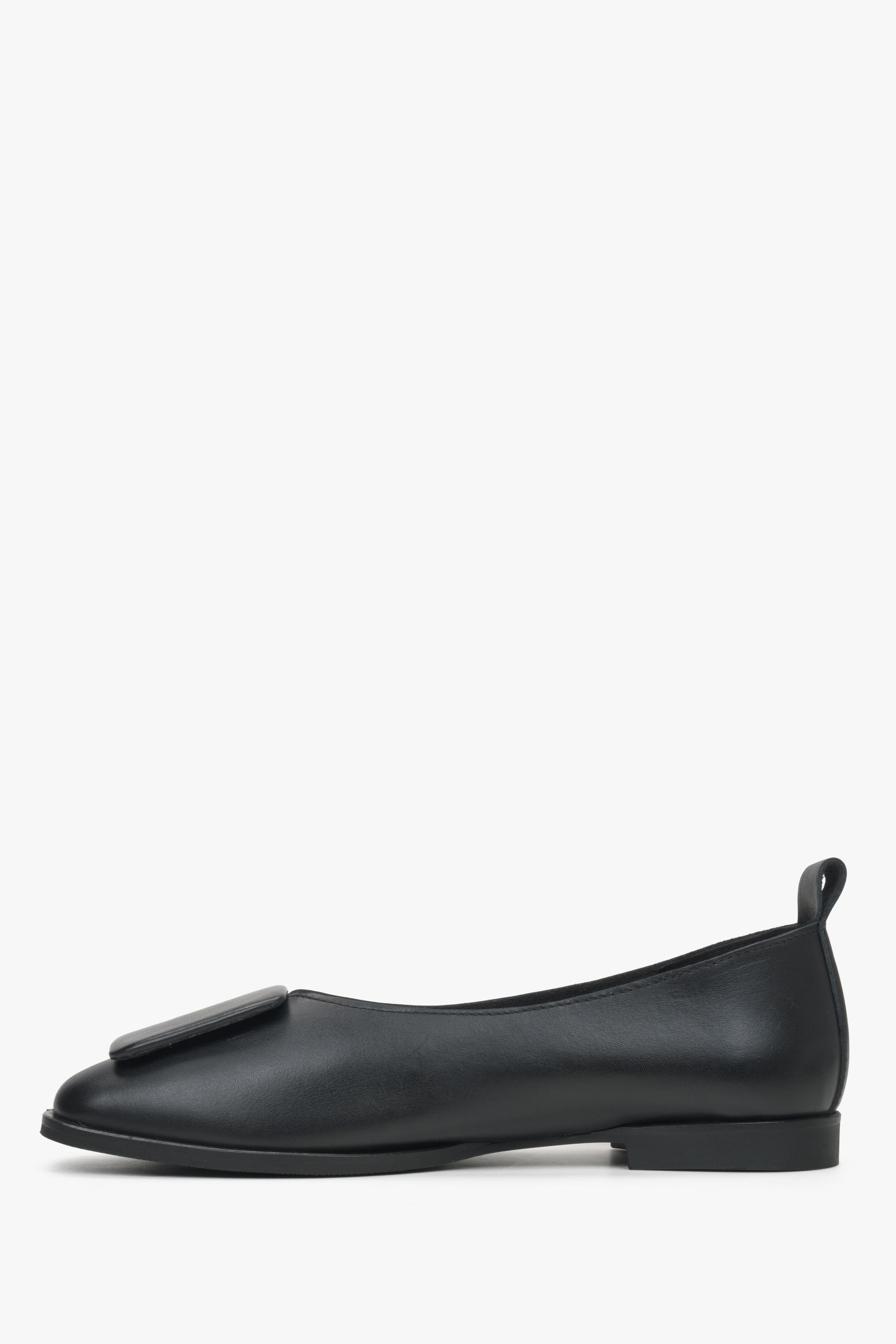 Women's black leather ballet flats by Estro - shoe profile.