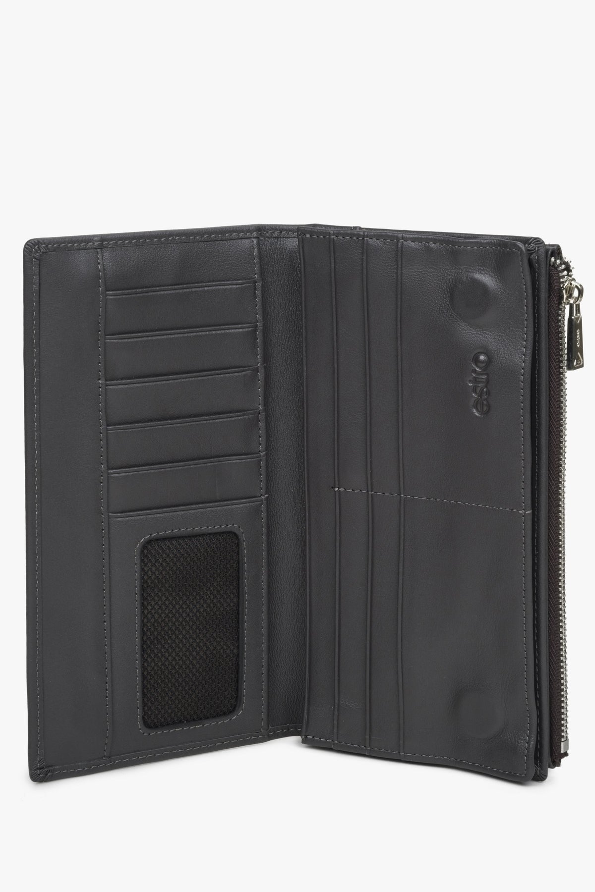 Capacious men's dark brown Estro wallet - presentation of the interior model.