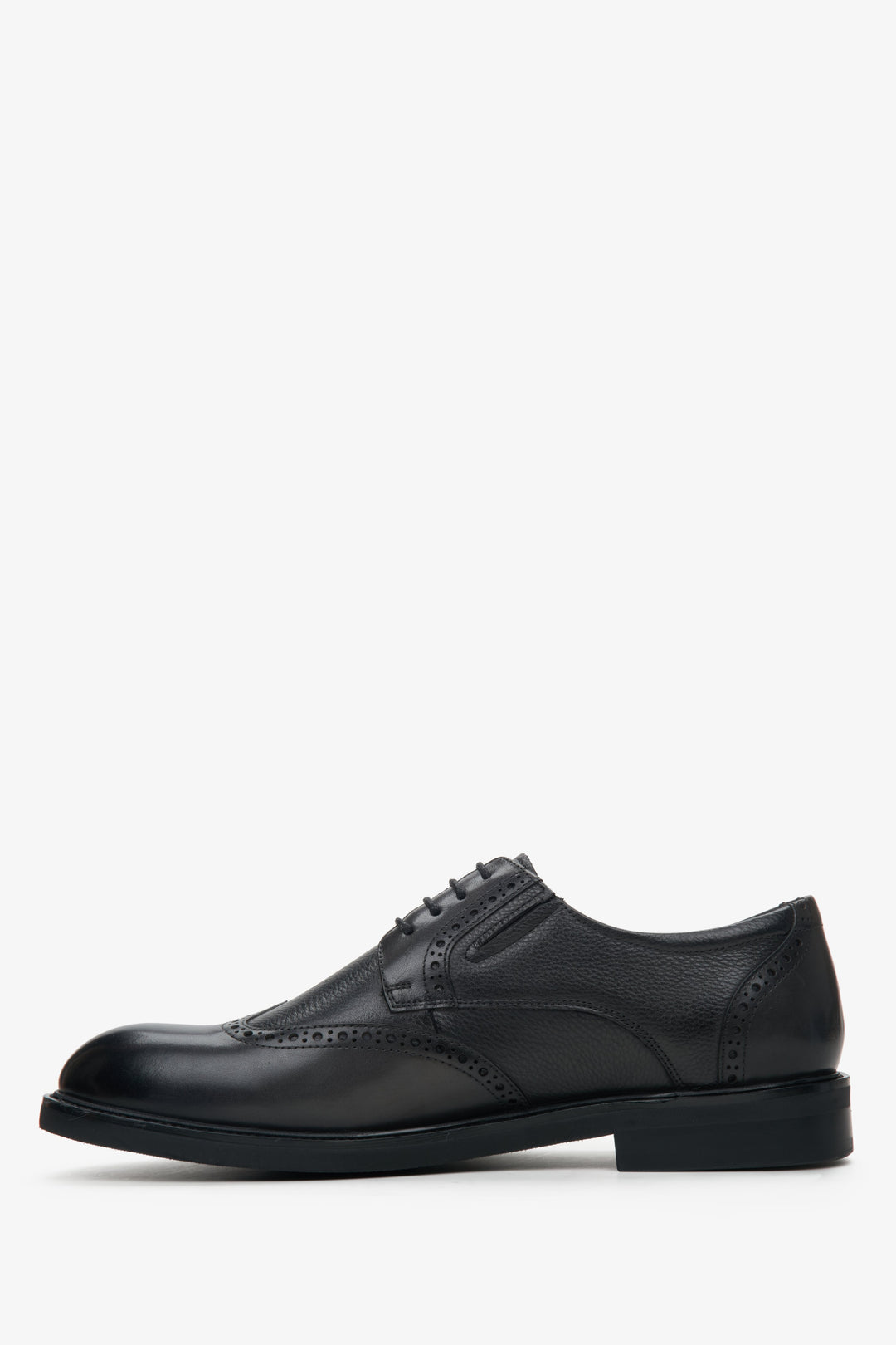 Men's black leather shoes by Estro - shoe profile..