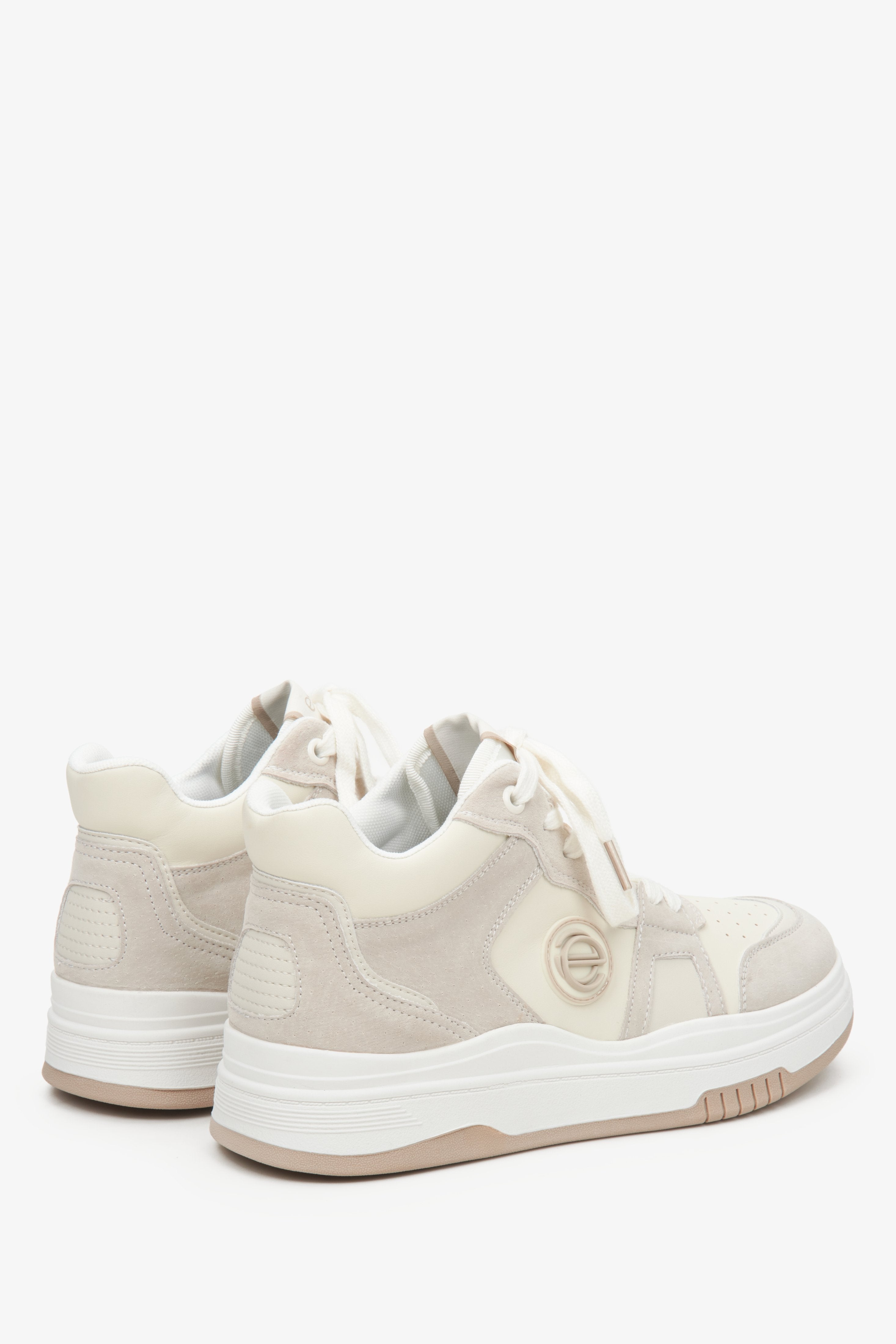 High-top women's sneakers by Estro in beige and white - close-up on the heel counter and side line of the shoe.