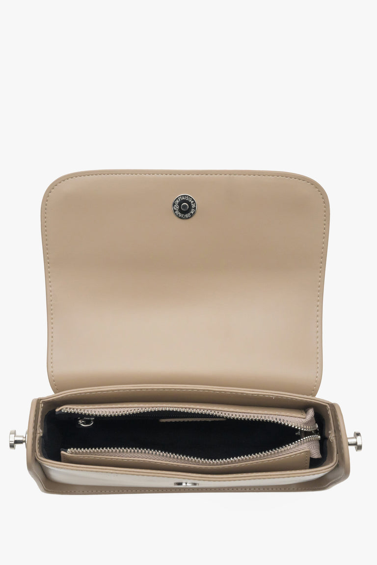 Estro's women's sand beige leather shoulder bag - close-up of the interior of the model.