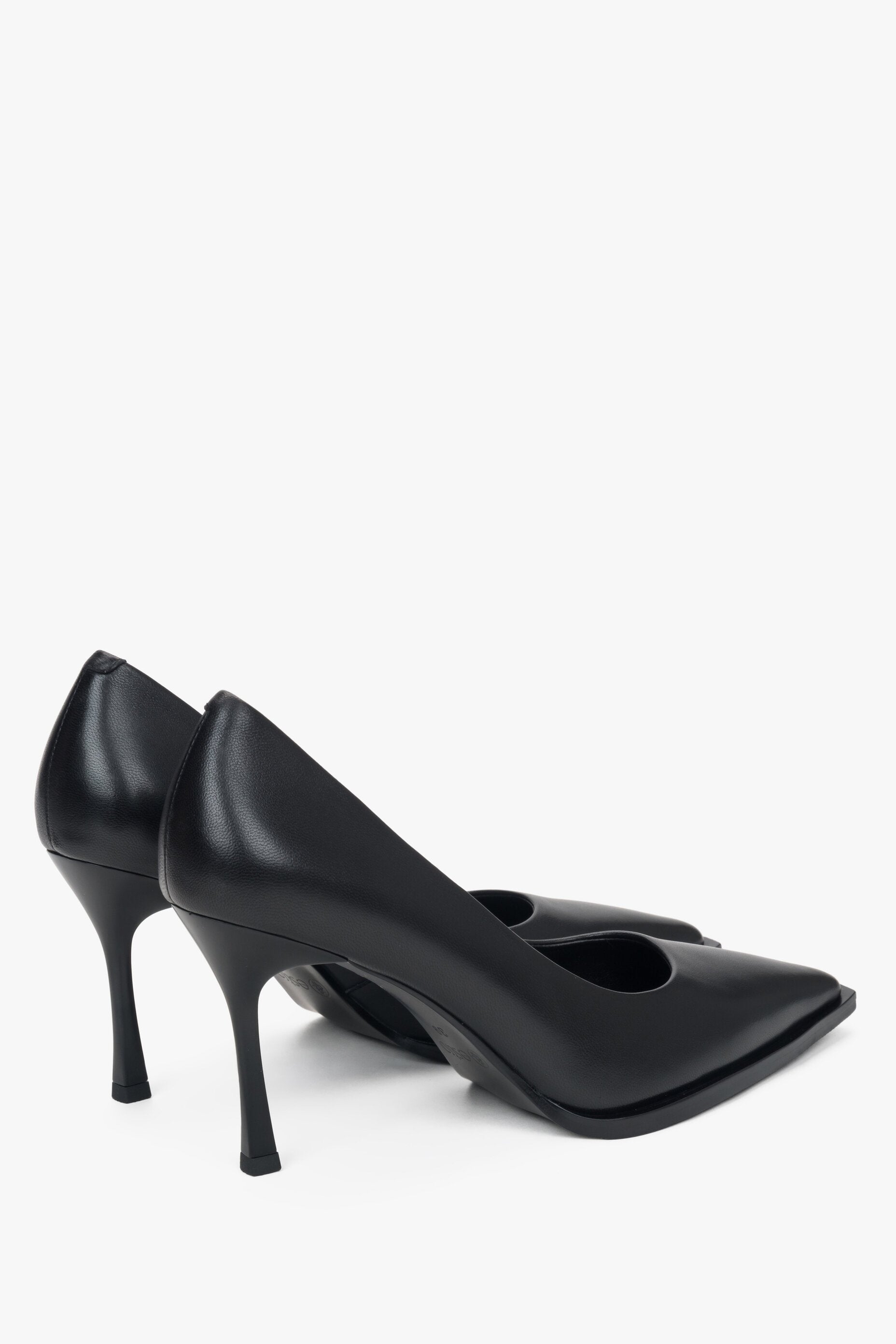 Estro women's black heeled pumps - close-up of the back and side of the shoe.