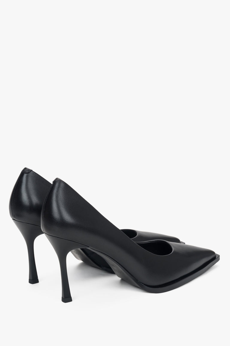 Estro women's black heeled pumps - close-up of the back and side of the shoe.