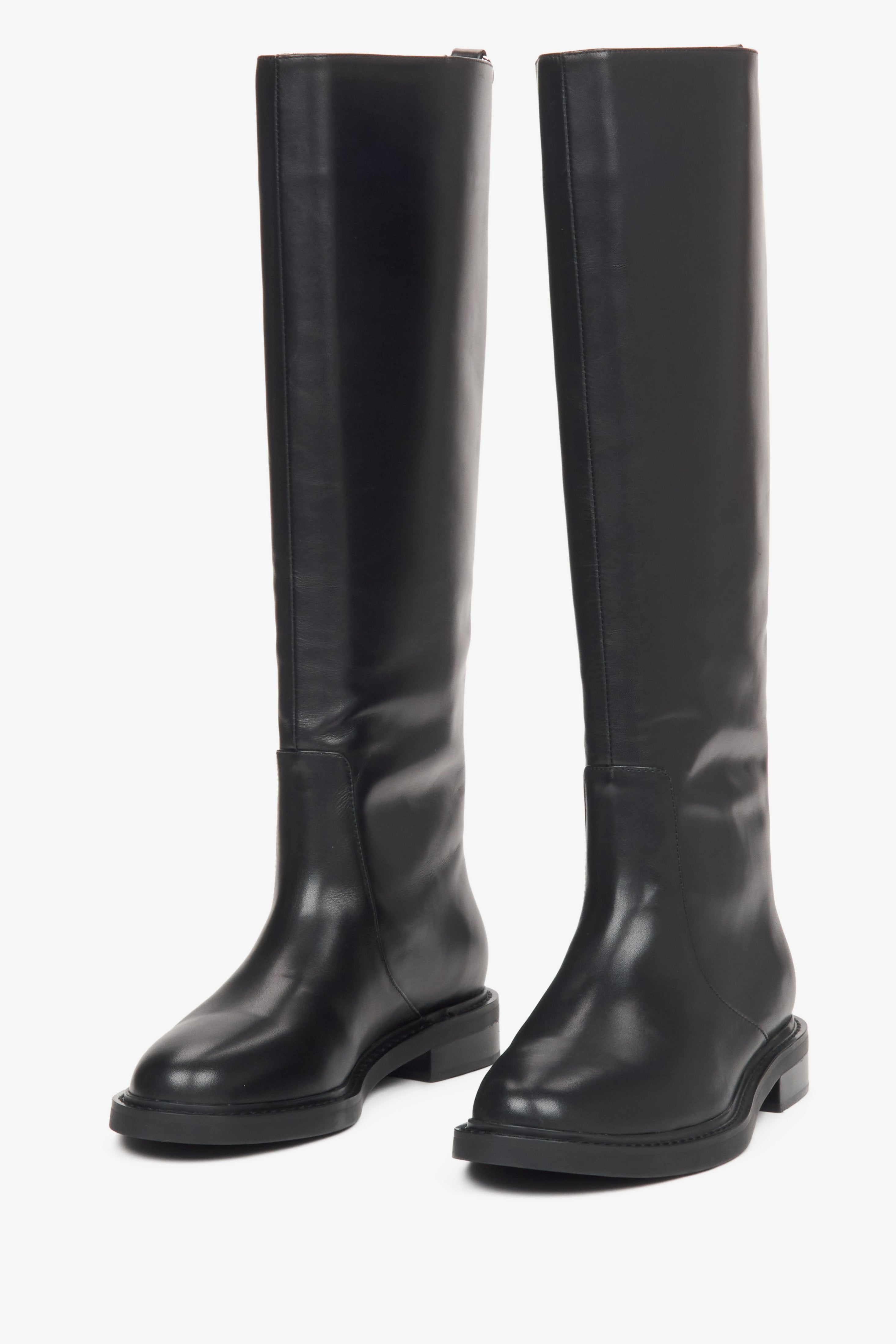 Black women's boots Estro - front view of the model.