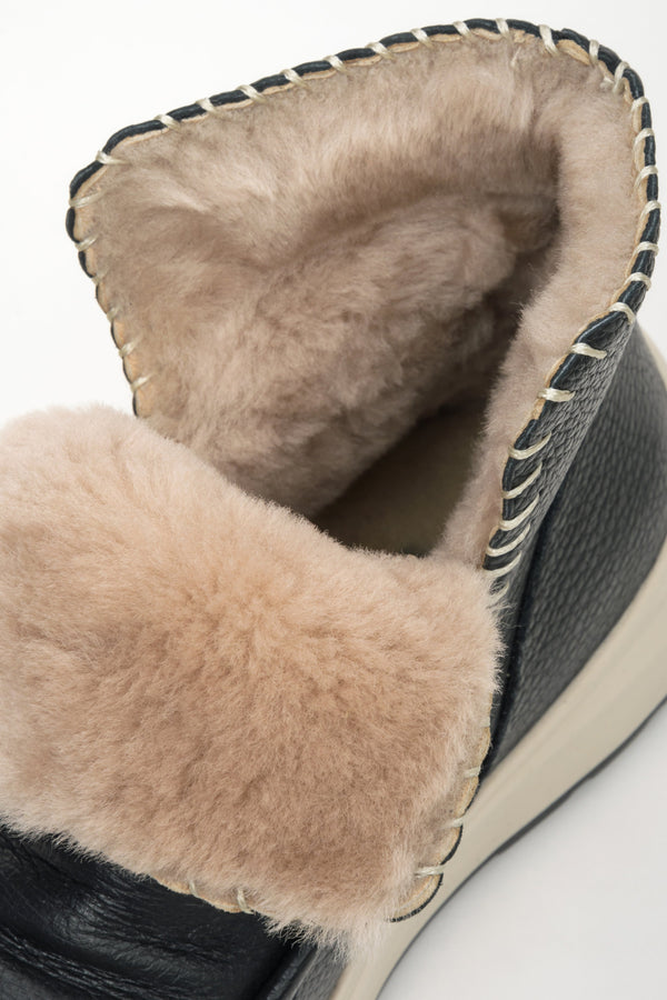 Women's fur padded snow boots in black  - details.