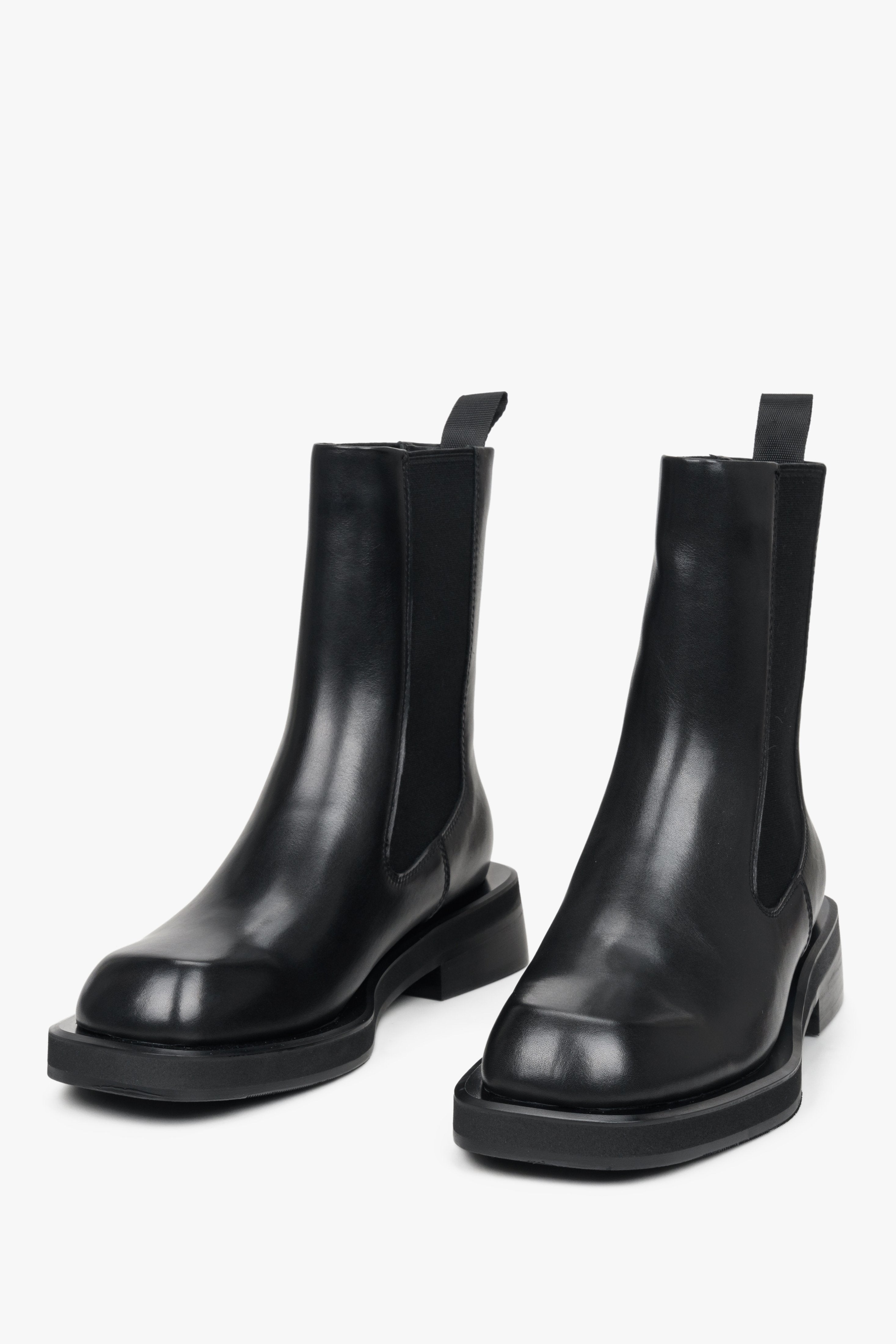 Women's black ankle boots made of genuine leather by Estro - close-up of the shoe's toe.