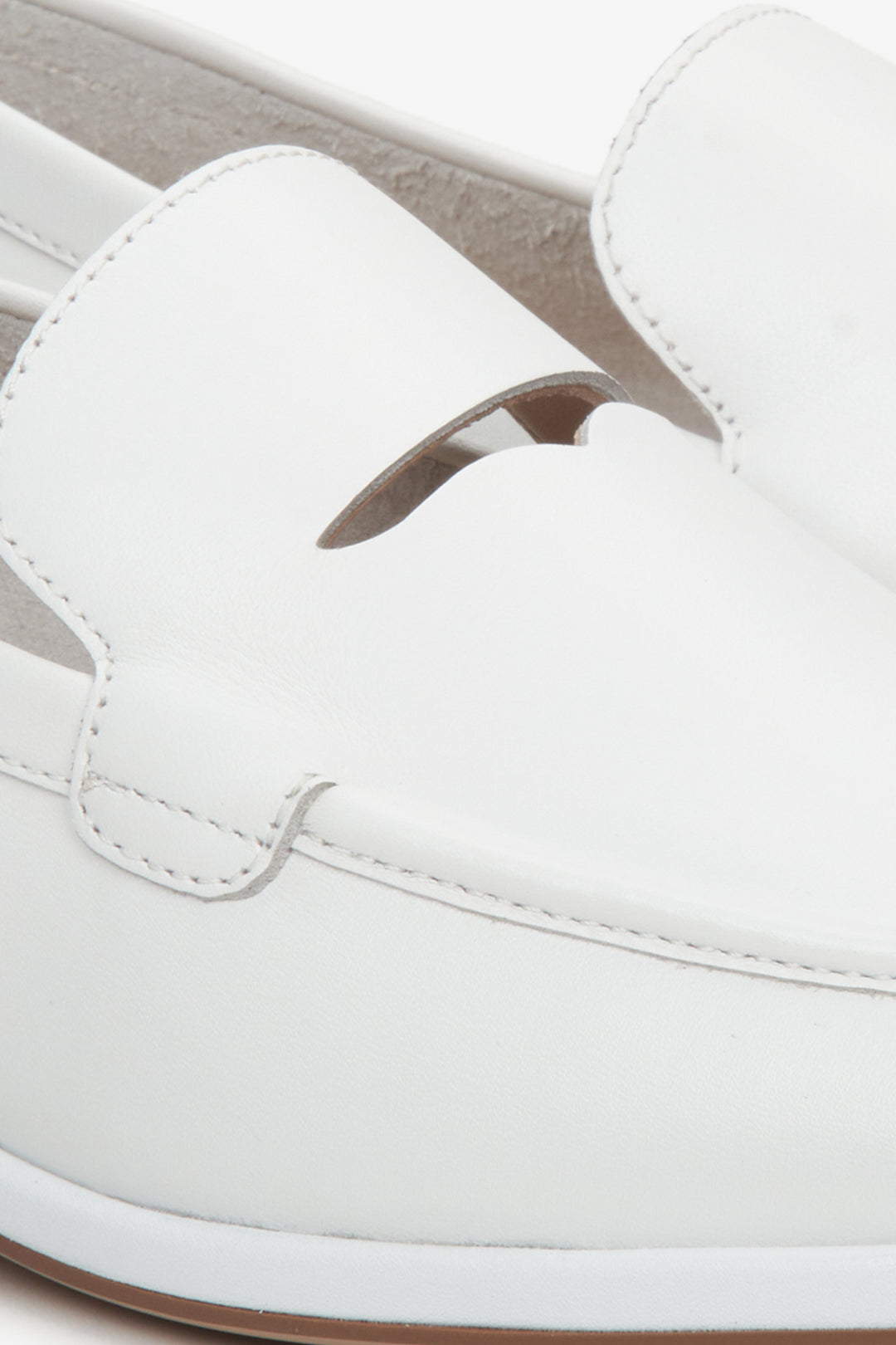 Leather, women's white moccasins by Estro - close-up on the details.