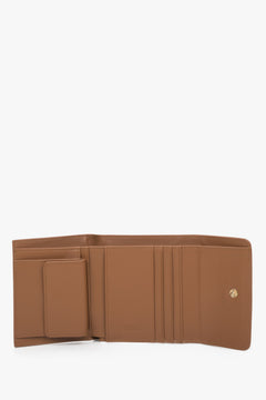 The presentation of the interior of the women's brown wallet by Estro.