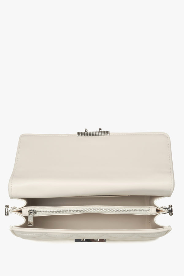 Estro women's white leather shoulder bag - close-up on the interior of the model.