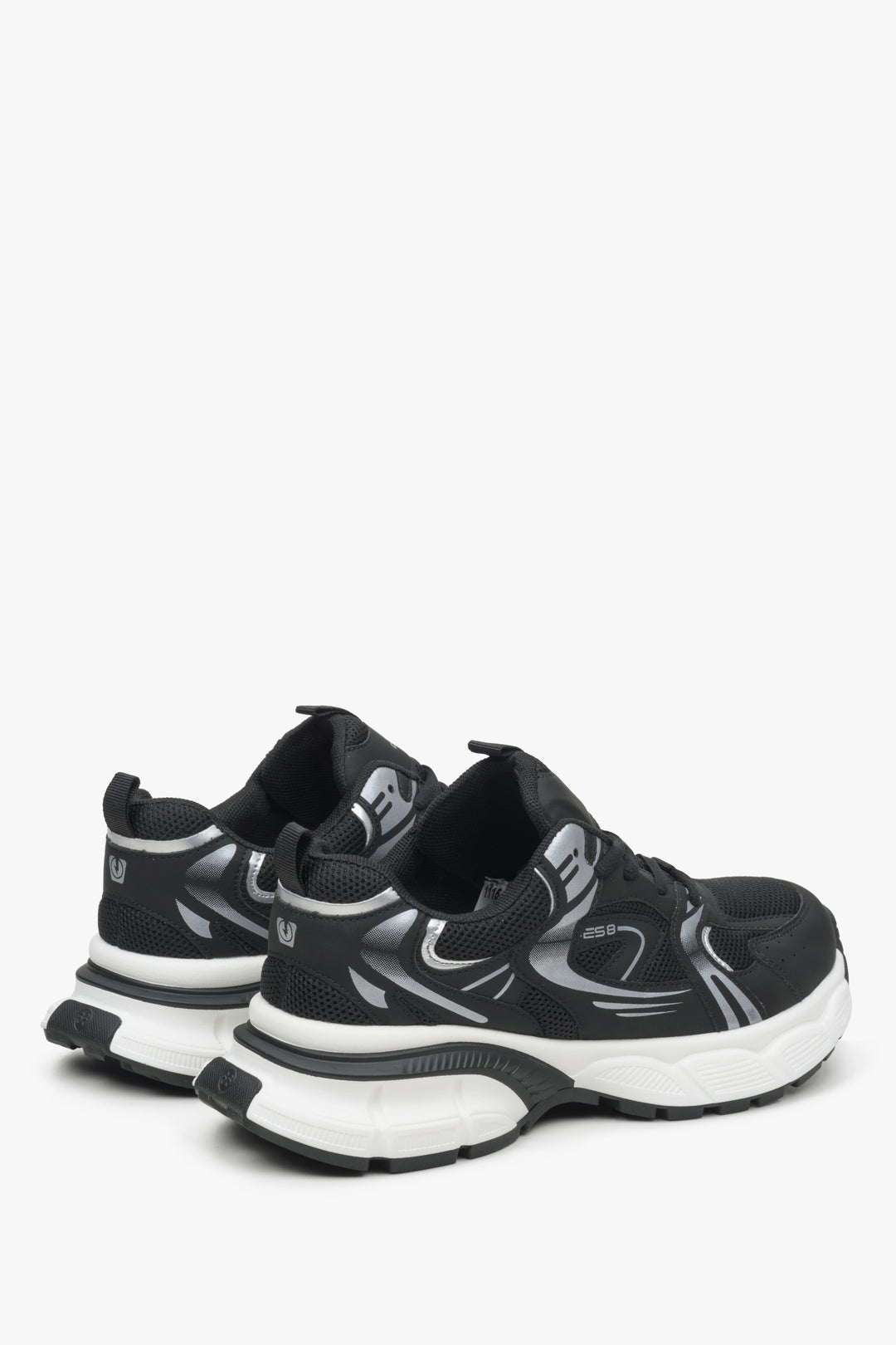 Women's black sneakers ES 8 - close-up on the heel and side line of the shoes.