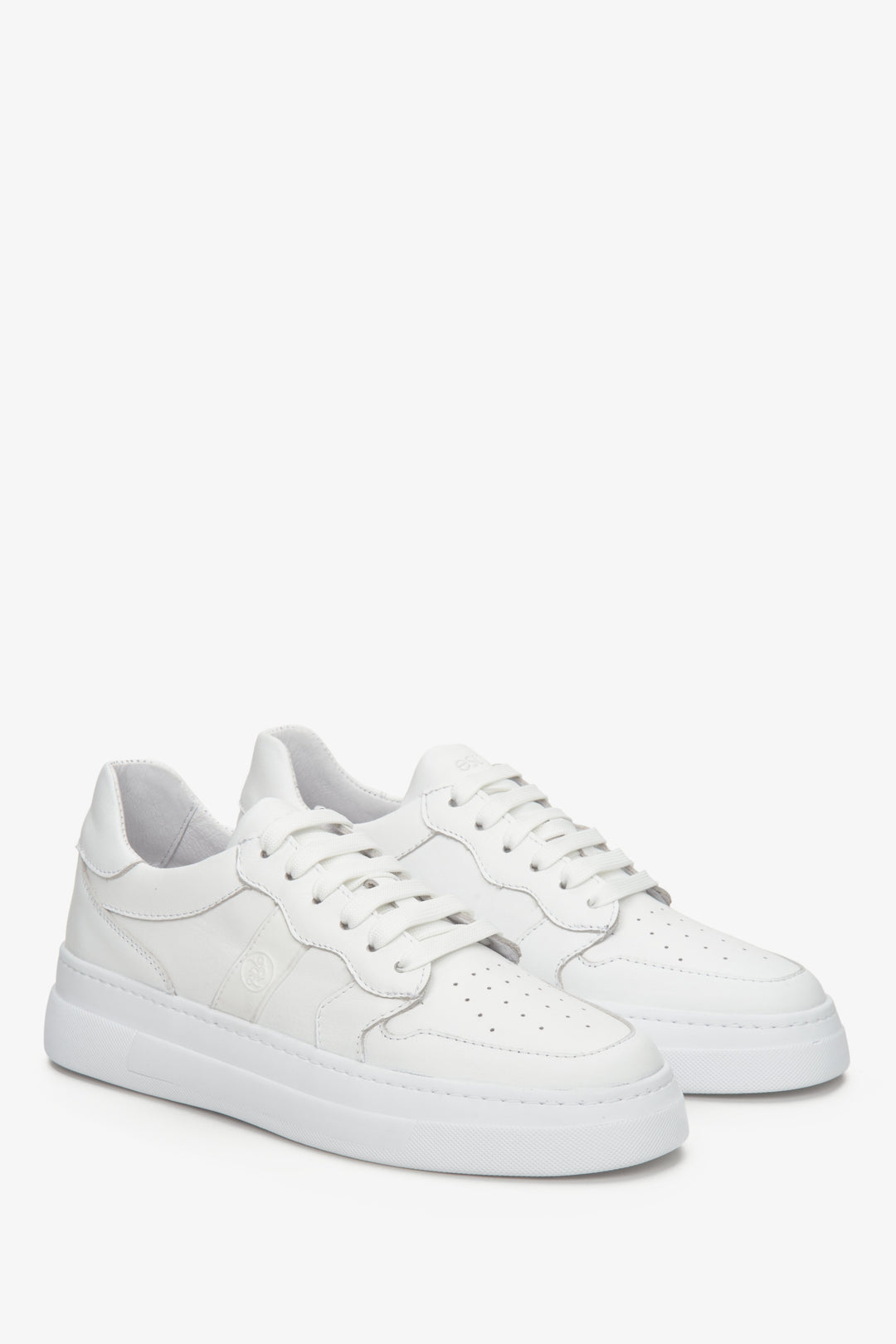 White women's sneakers in natural leather, laced - presentation of the top and side seam.