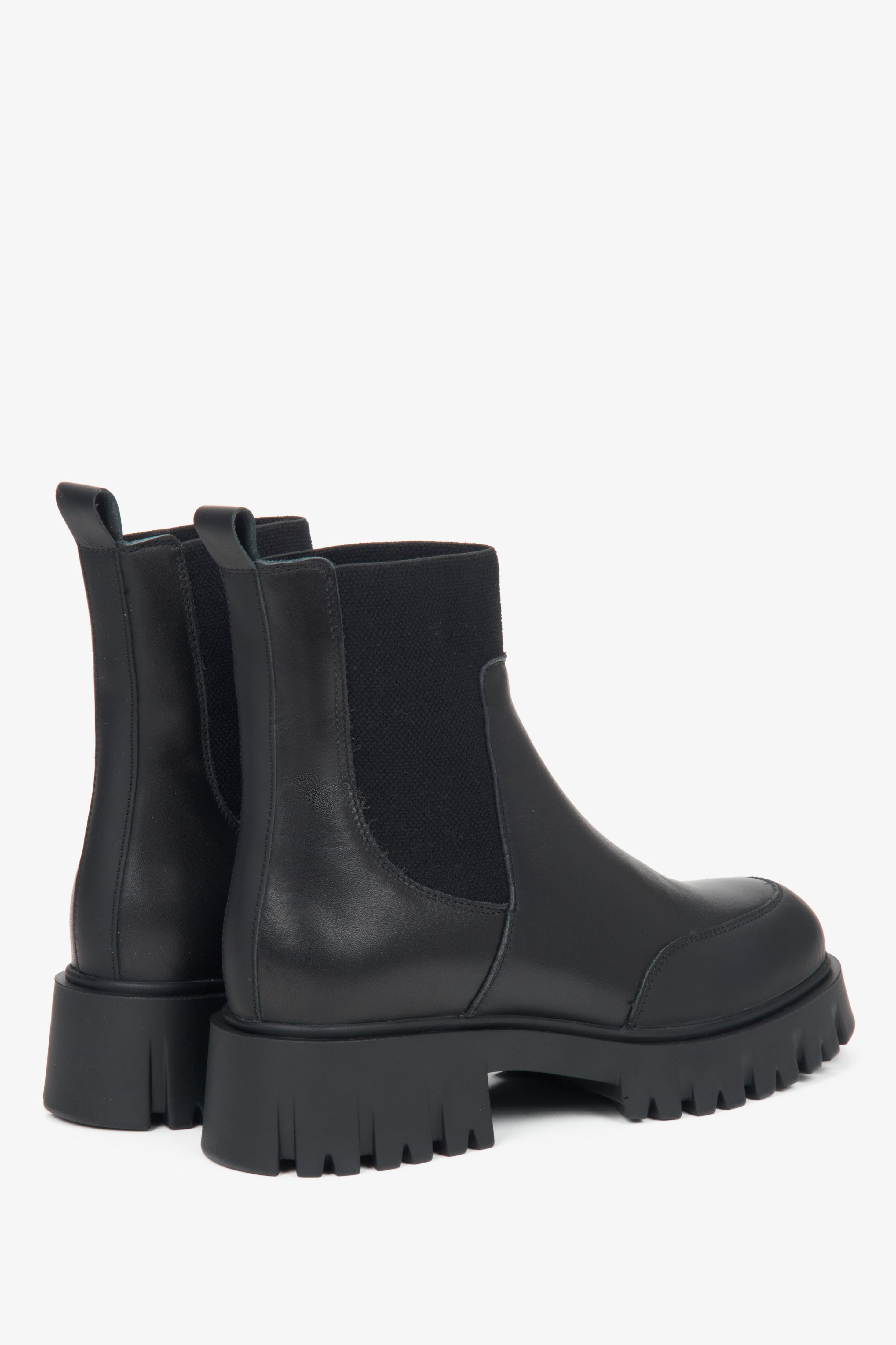 Women's black winter ankle boots Estro made of genuine leather - close-up of the heel.