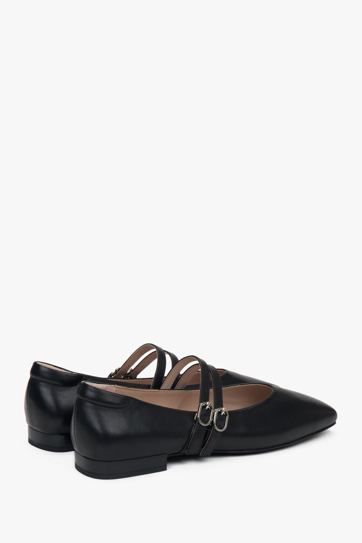 Versatile black Estro women's ballet flats, made of genuine leather and set on a stable, low heel.