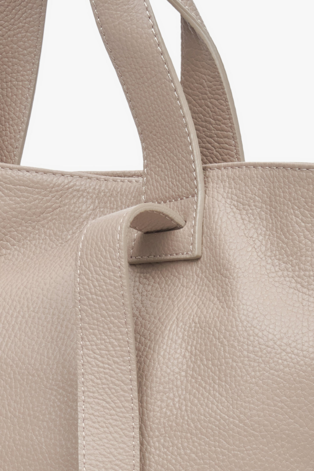 Women's leather large handbag in beige by Estro - close-up on the details
