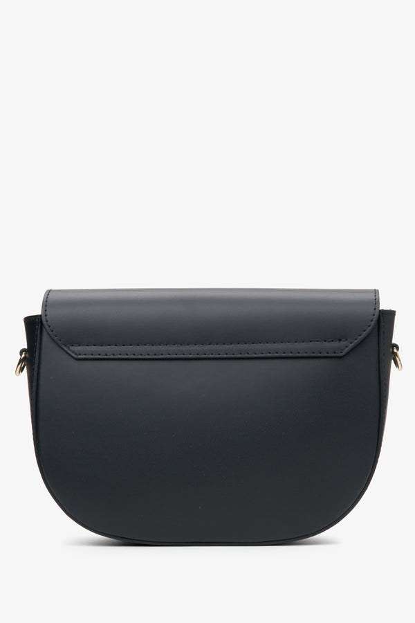 Estro black semi-circle women's handbag made of Italian genuine leather - back view of the model.