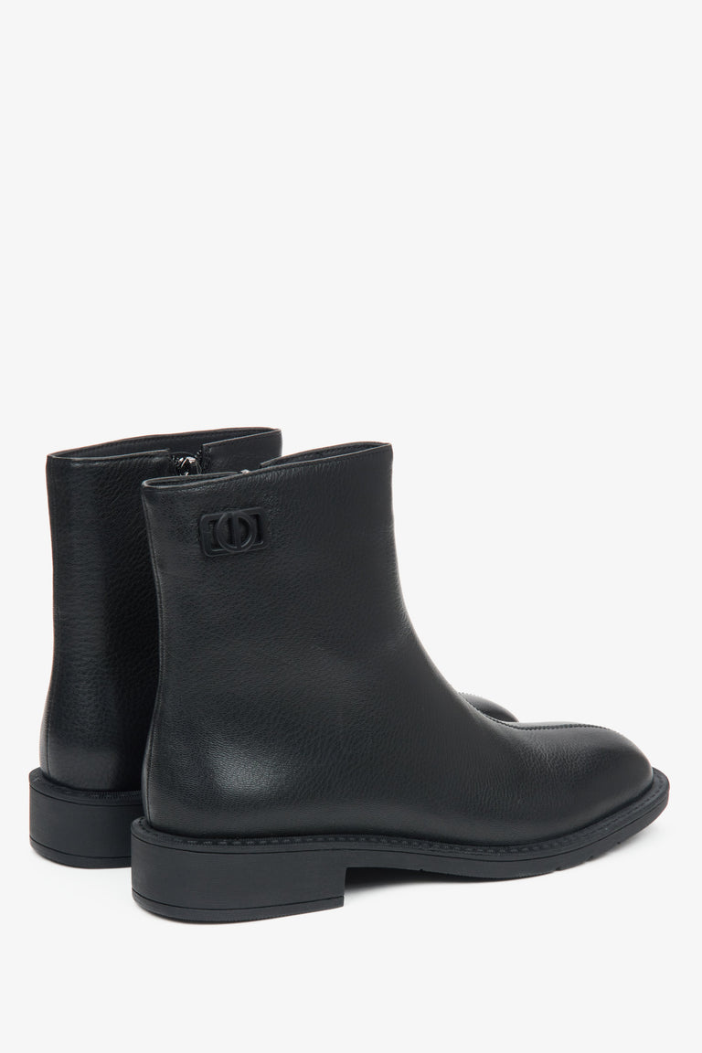 Black women's ankle boots made of genuine leather with light insulation by Estro - close-up of the side line and heel of the shoe.